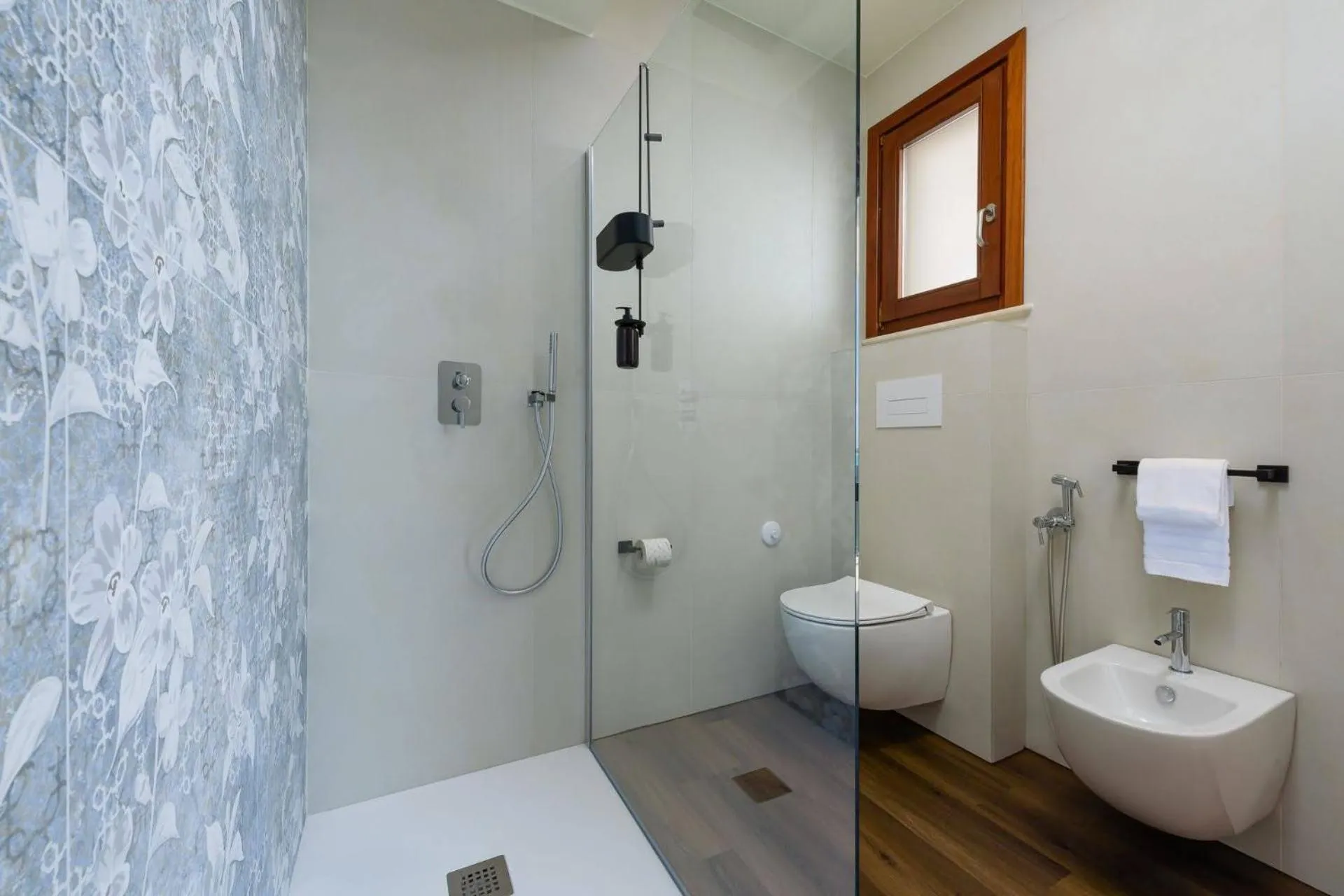Shower in Albergo Auralba