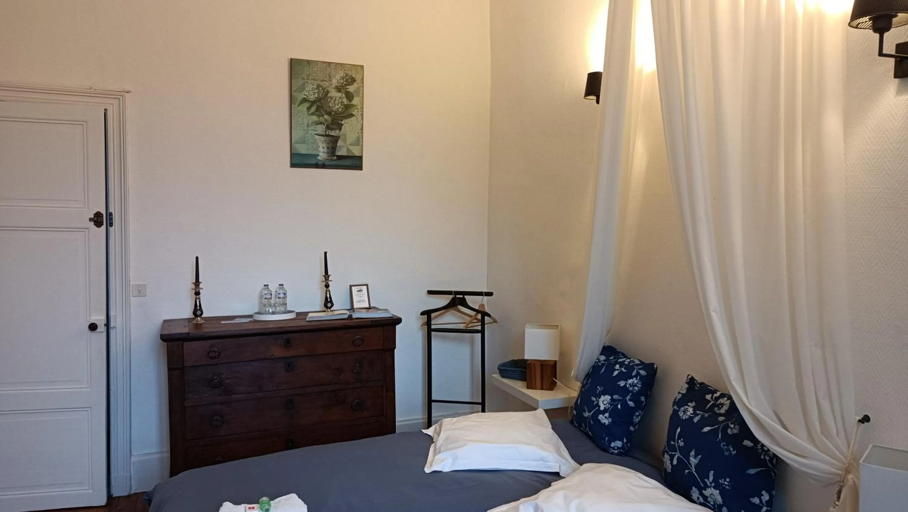 Photo of the whole room, Bed in Domaine du Noble