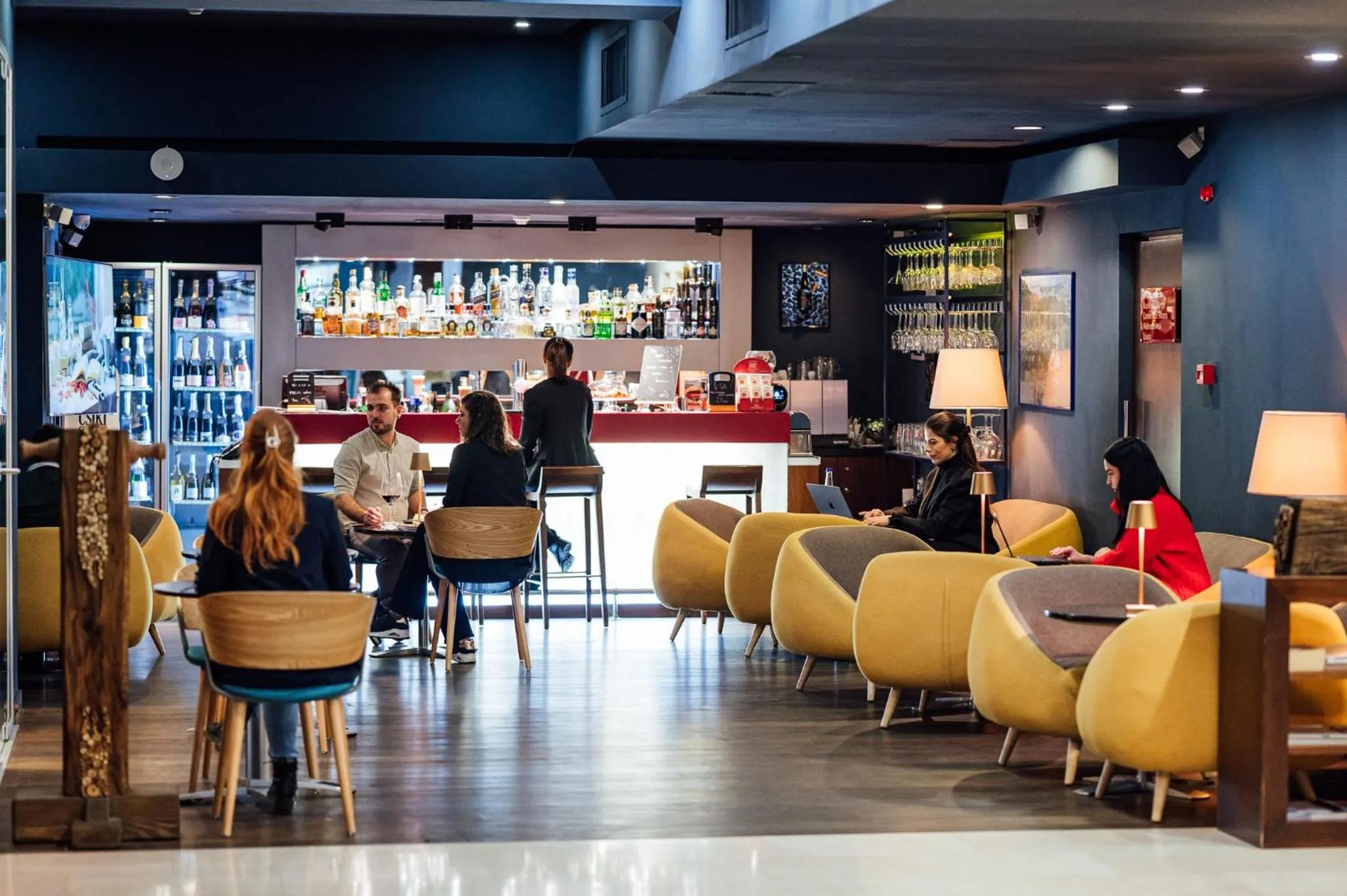 Restaurant/places to eat in Peakture Hotel