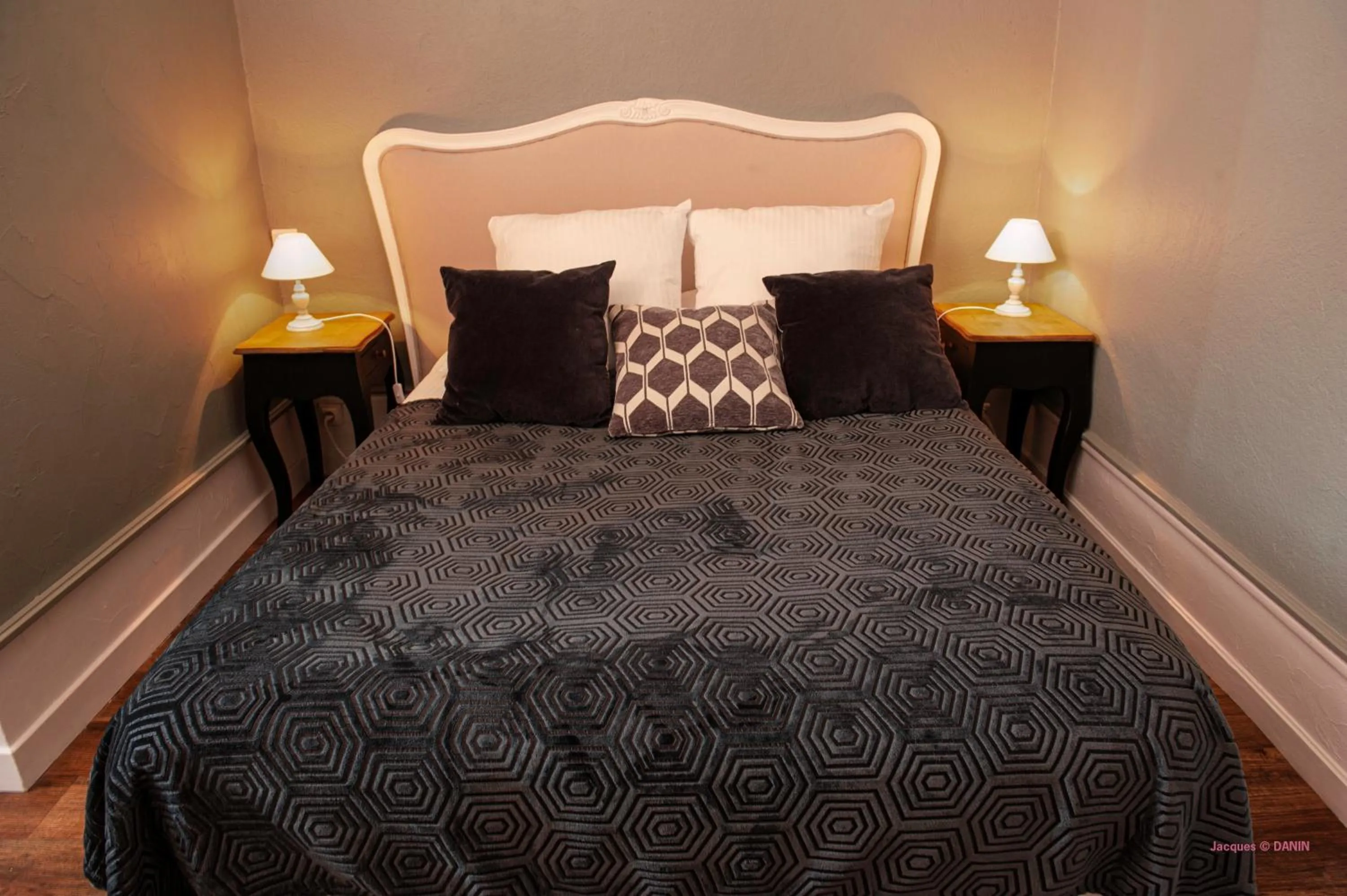 Bed in Logis Hôtel Restaurant La Brasserie