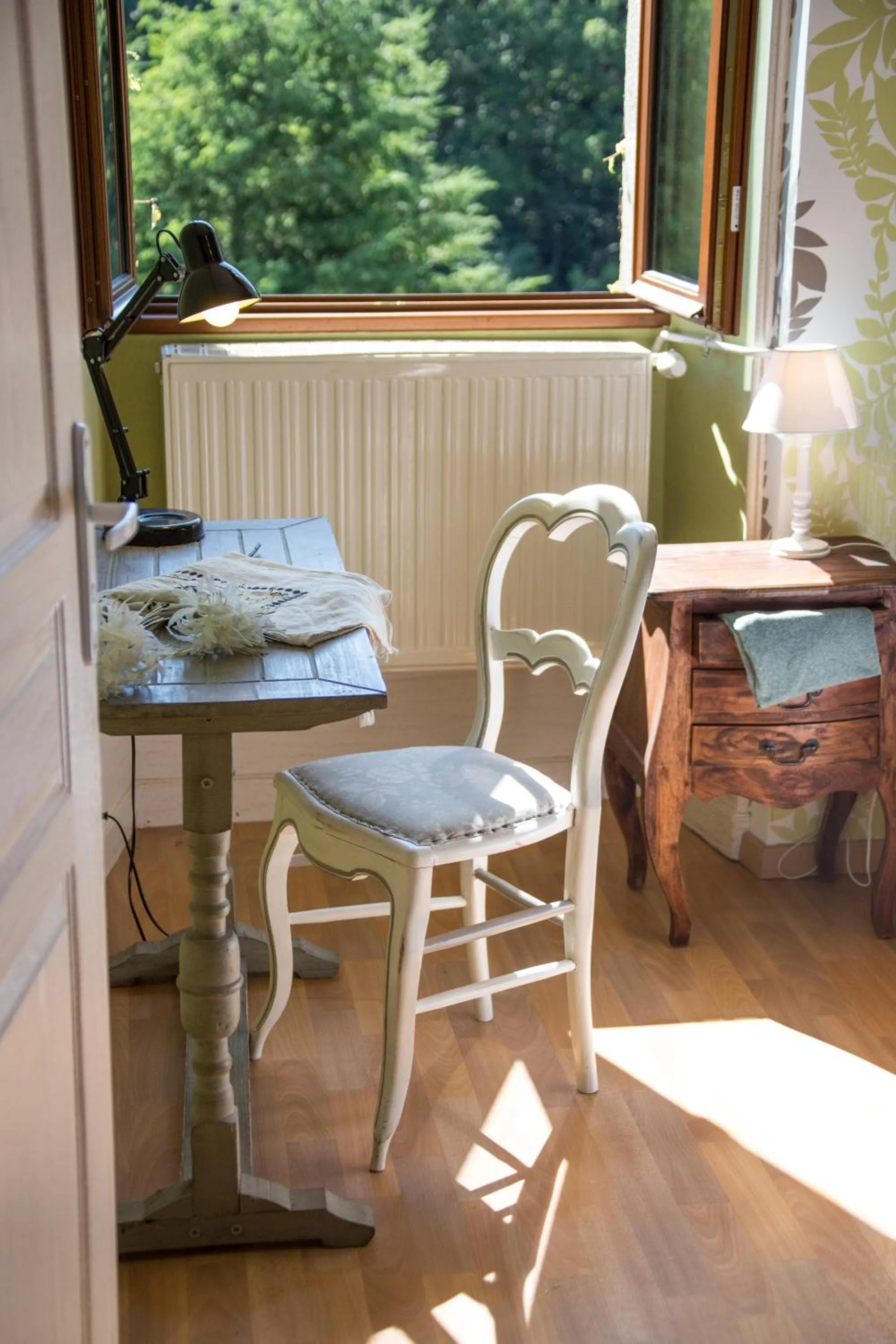 TV and multimedia in Logis Hôtel Restaurant La Brasserie