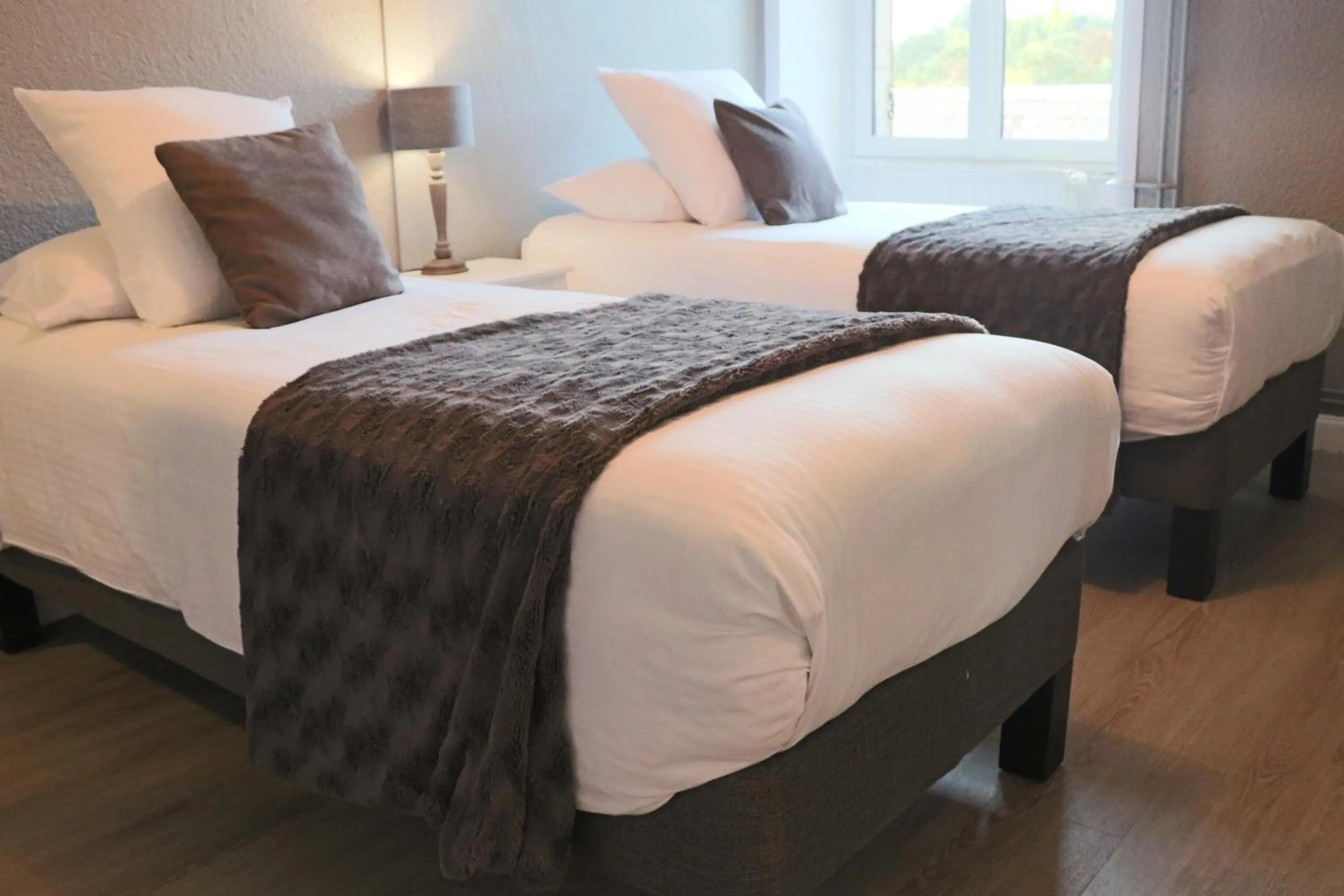 Shower, Bed in Logis Hôtel Restaurant La Brasserie