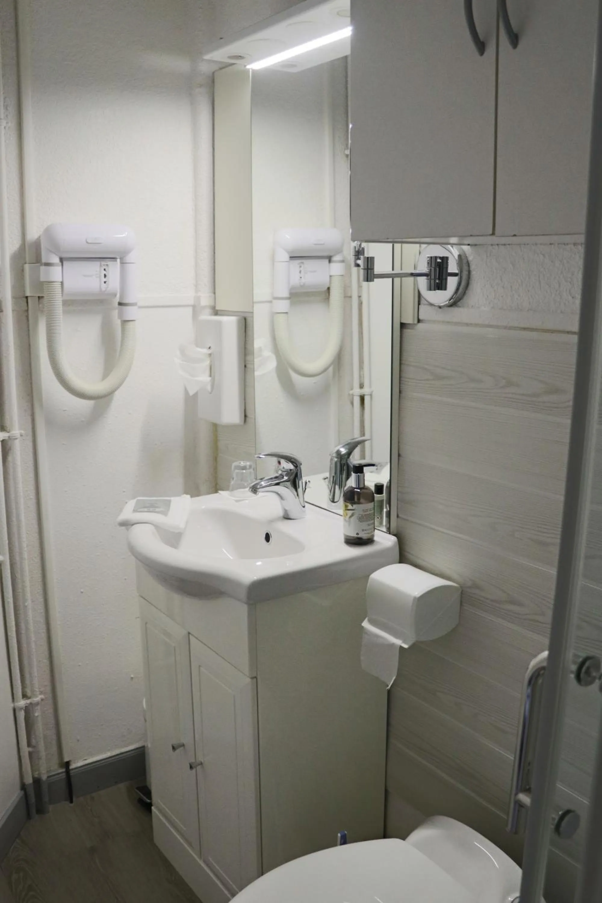 Shower in Logis Hôtel Restaurant La Brasserie