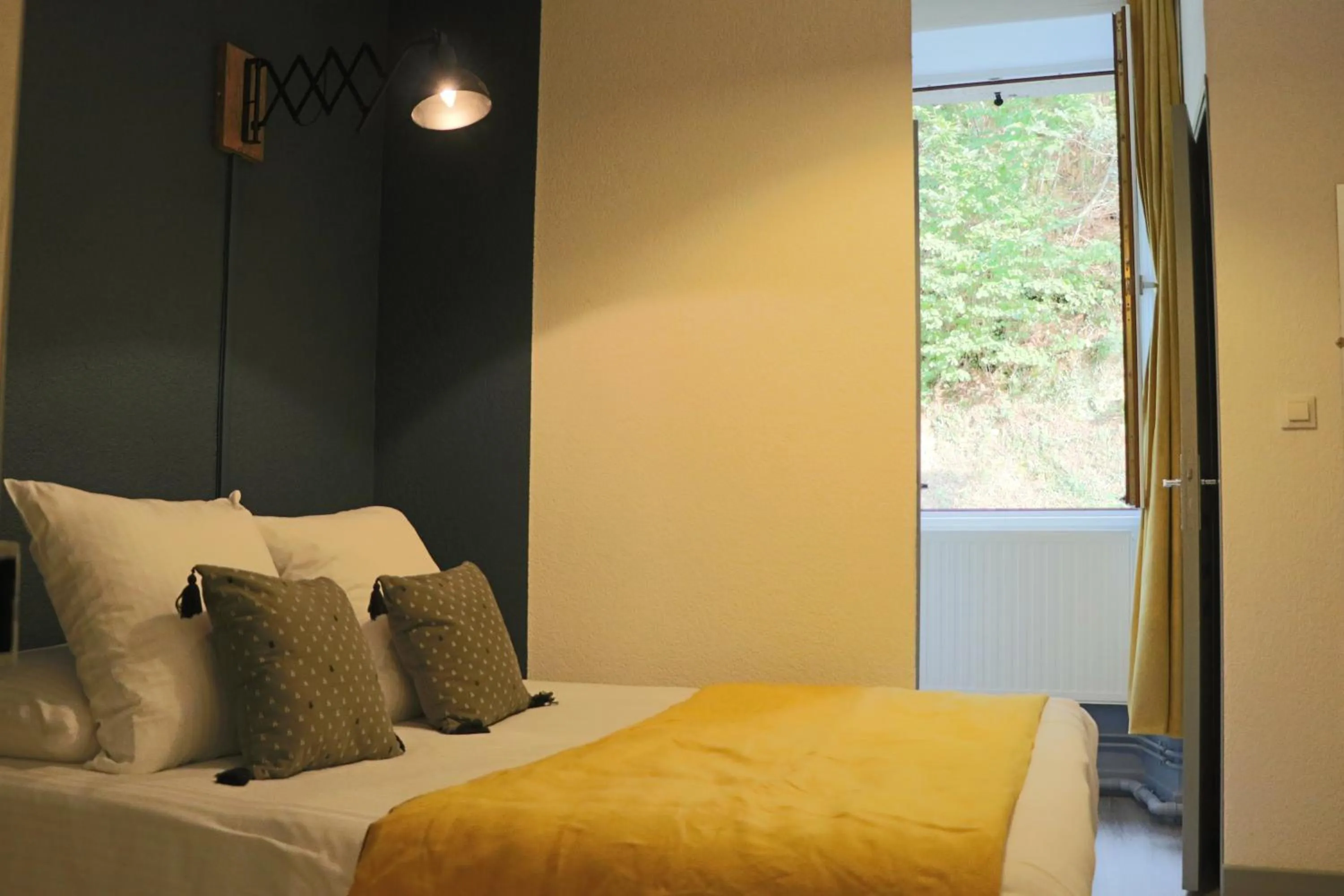 Shower, Bed in Logis Hôtel Restaurant La Brasserie