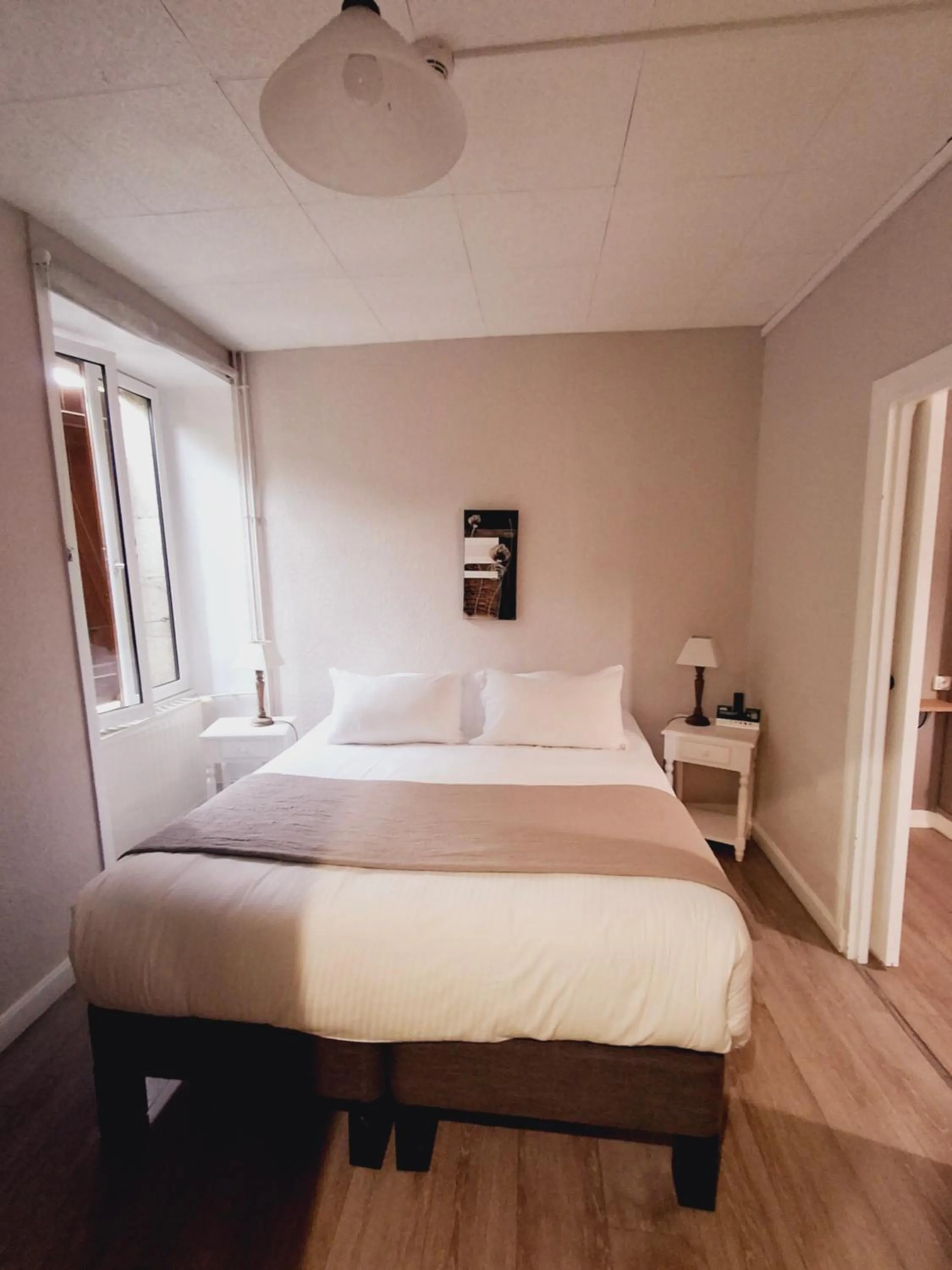 Bed in Logis Hôtel Restaurant La Brasserie