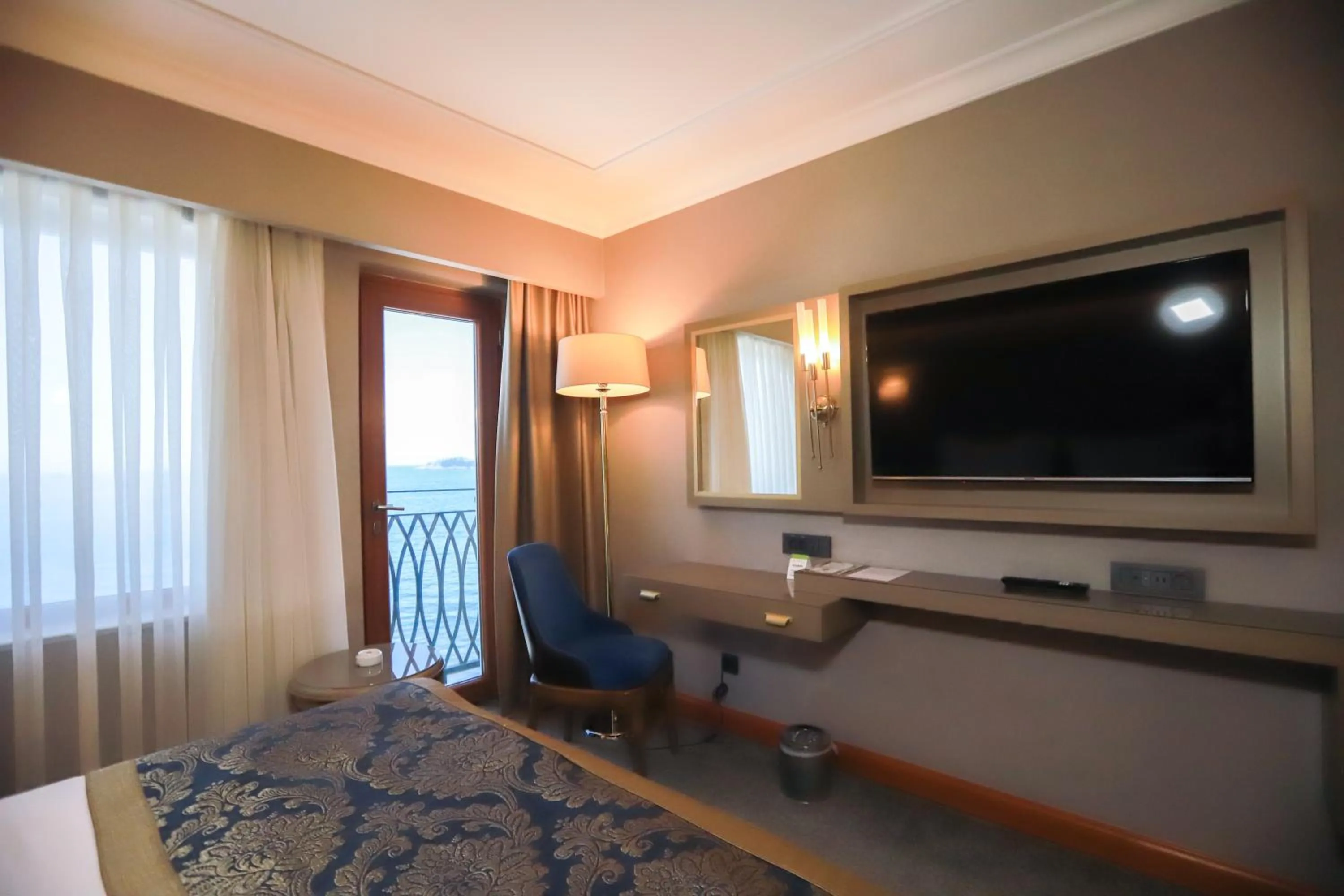 Photo of the whole room, Bed in La Quinta by Wyndham Giresun