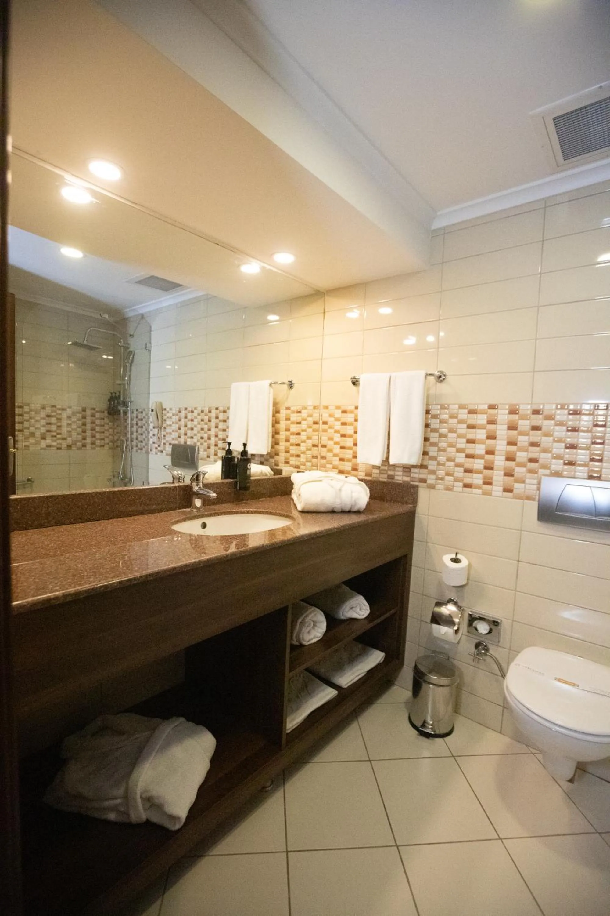 Bathroom in La Quinta by Wyndham Giresun