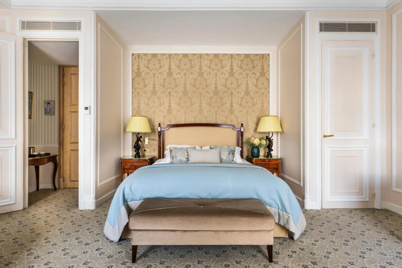 Bed in Hôtel San Régis