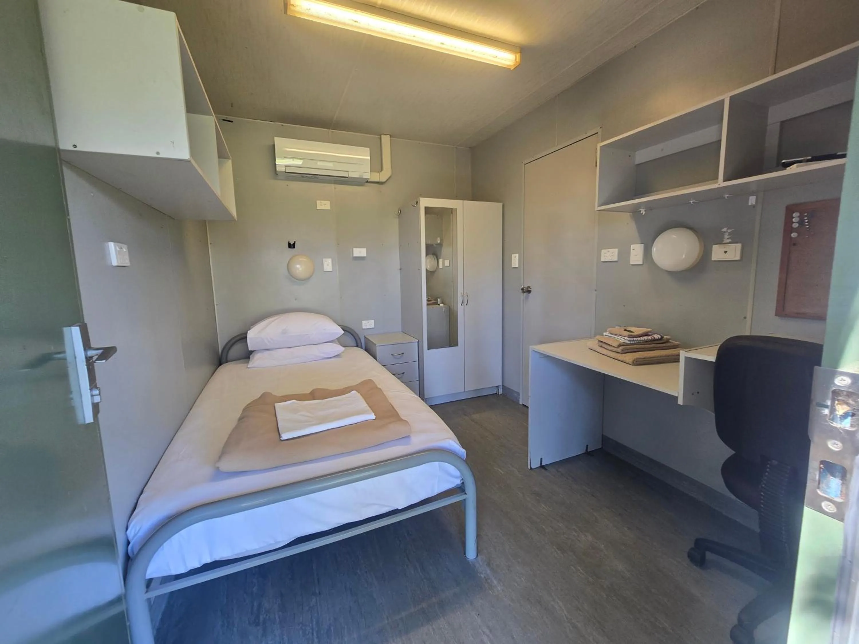 Bed in Narangba Motel (formerly Brisbane North B&B and Winery)