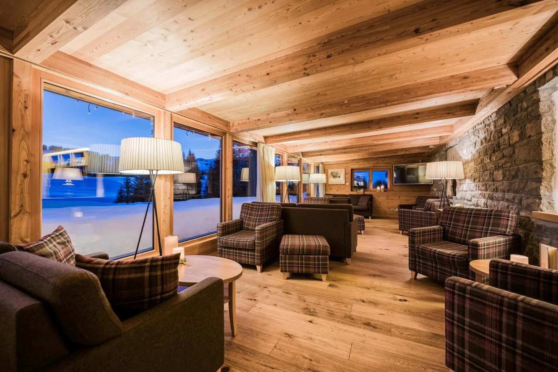 Lobby or reception in Sporthotel Floralpina