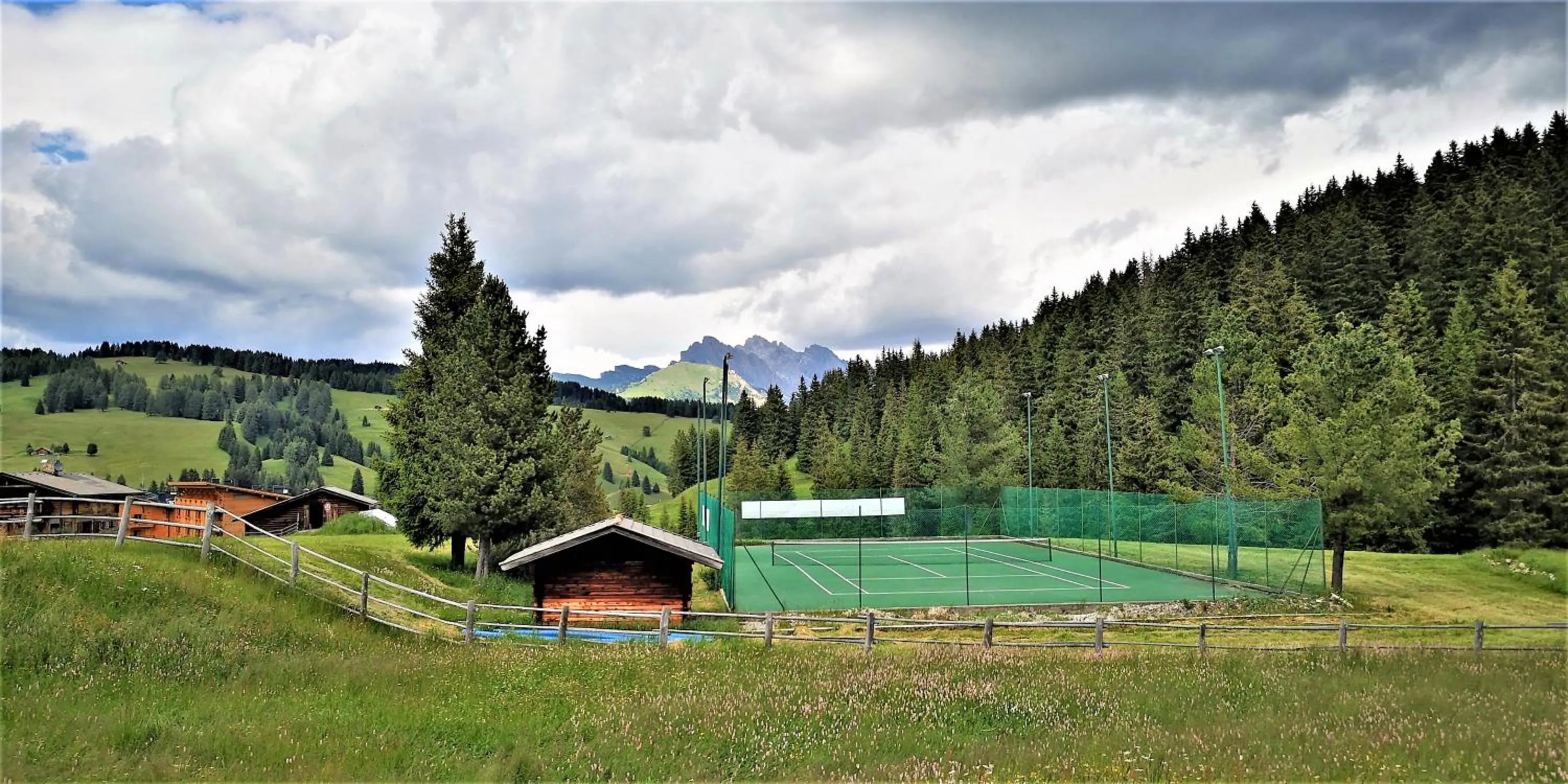 Tennis court in Sporthotel Floralpina