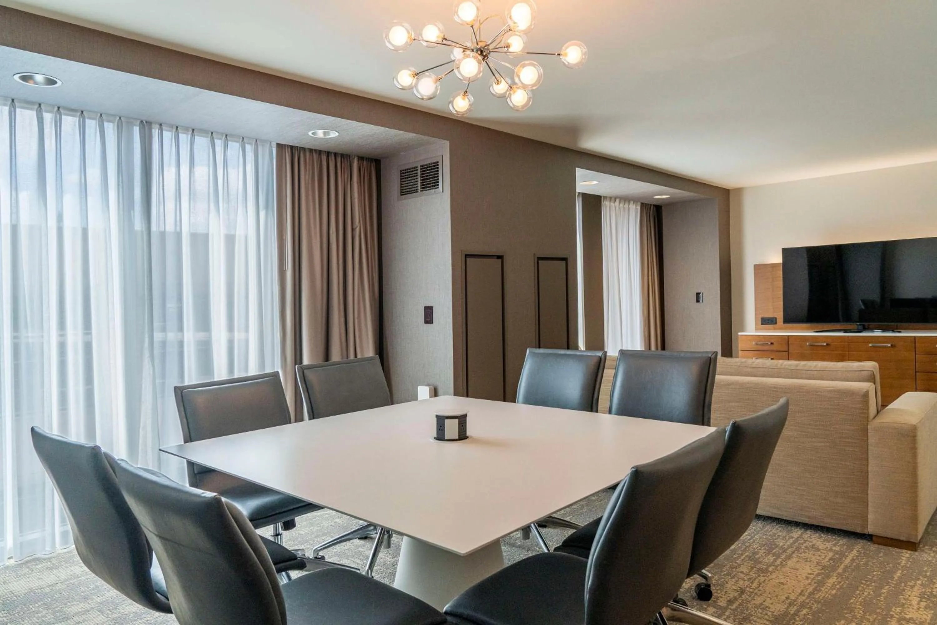 Photo of the whole room in Hilton Columbus Downtown