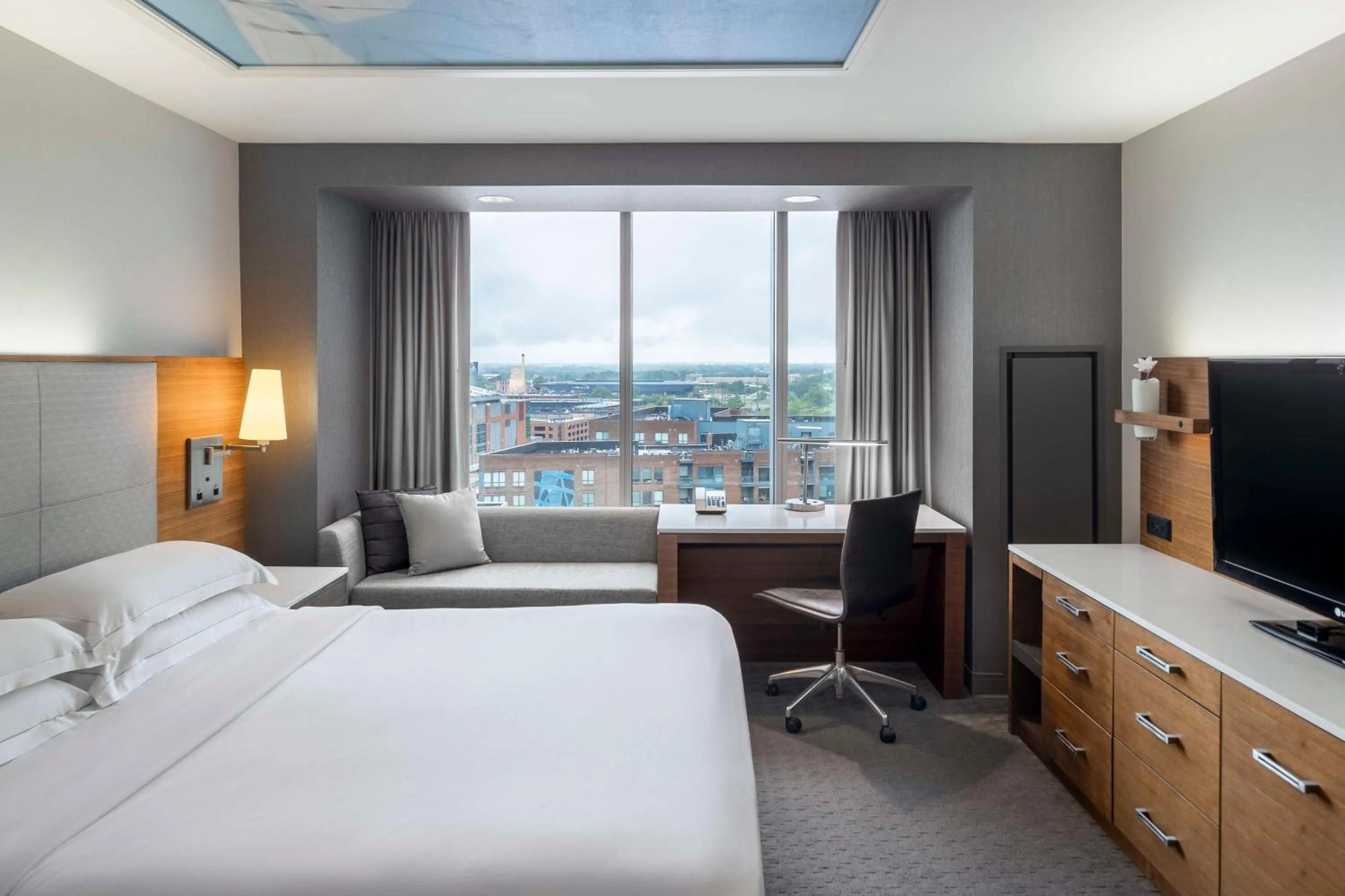 Living room, Bed in Hilton Columbus Downtown