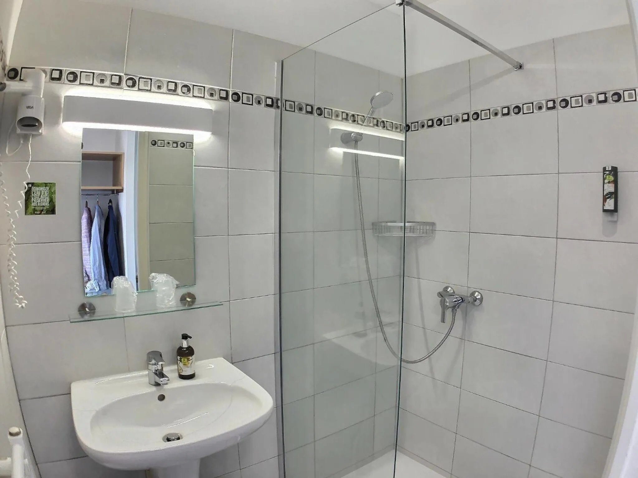 Shower in Logis Hôtel du Château