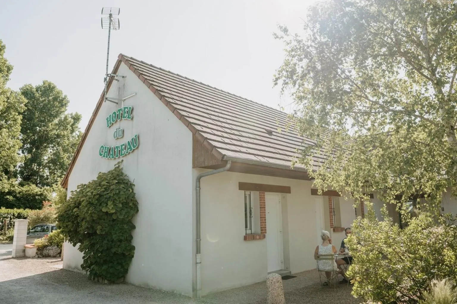 Patio in Logis Hôtel du Château