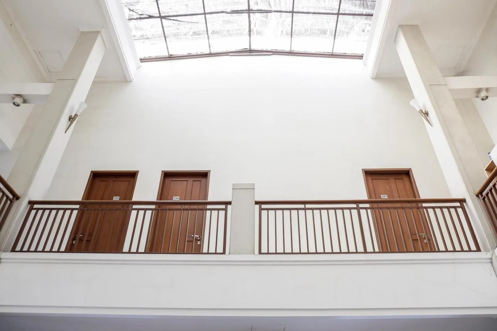 Property building in RedDoorz near Supermall Karawaci 2