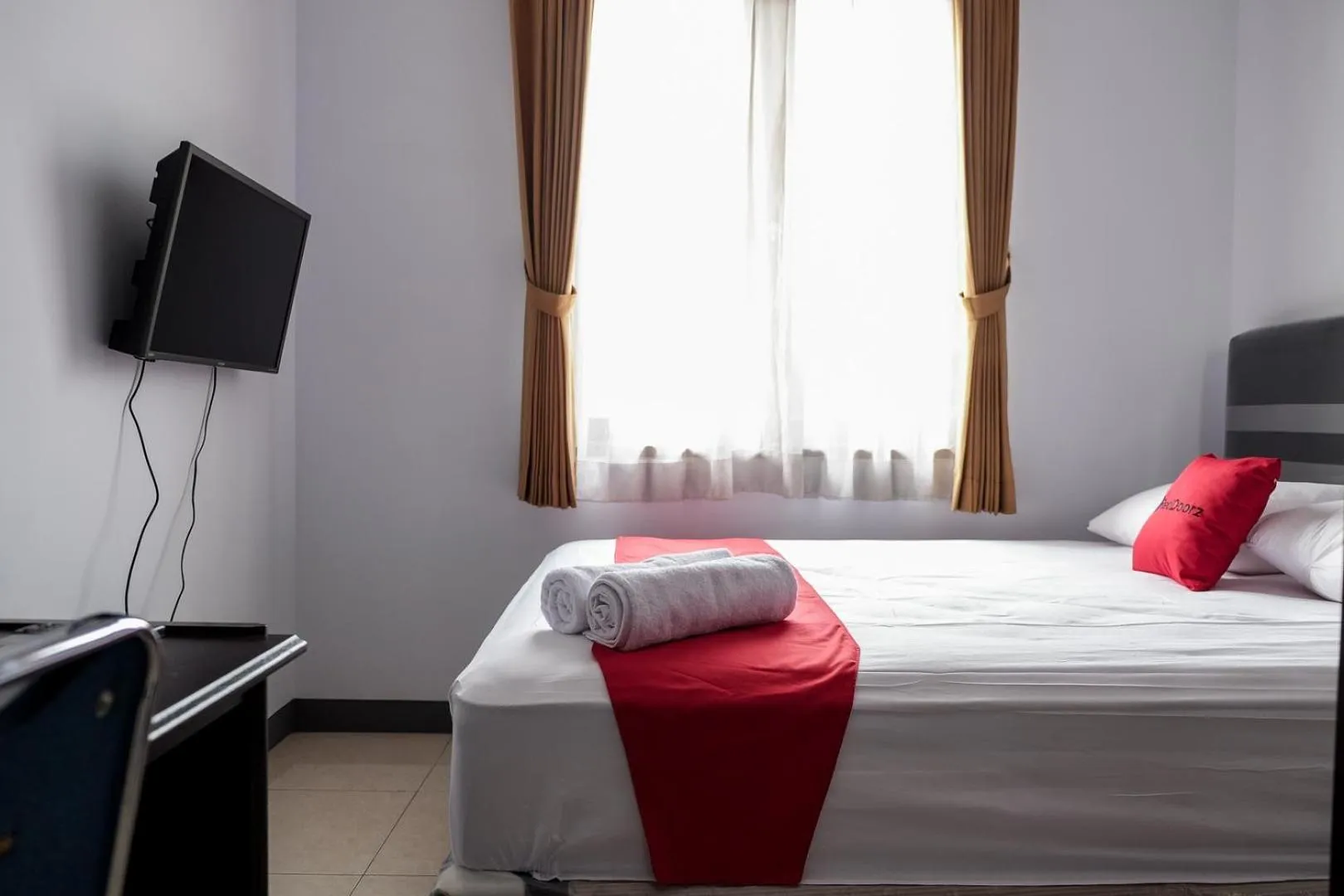 Bedroom in RedDoorz near Supermall Karawaci 2