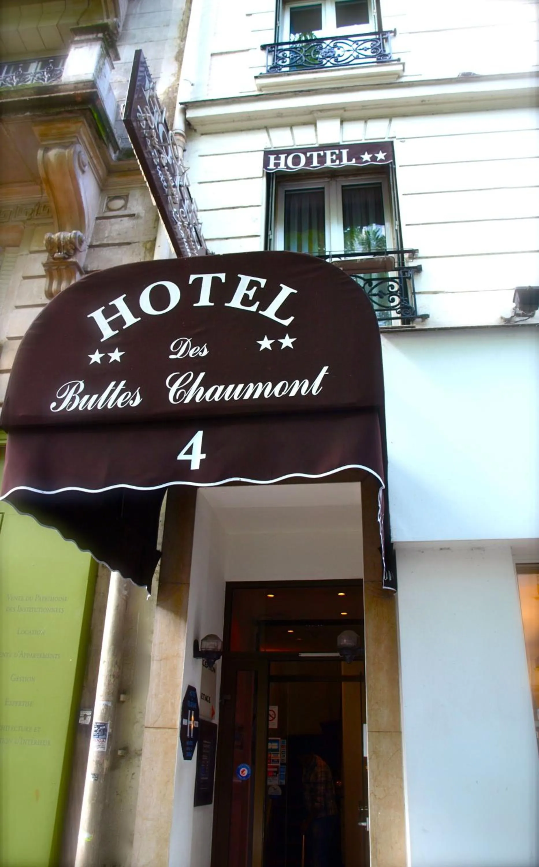Facade/entrance in Hôtel des Buttes Chaumont