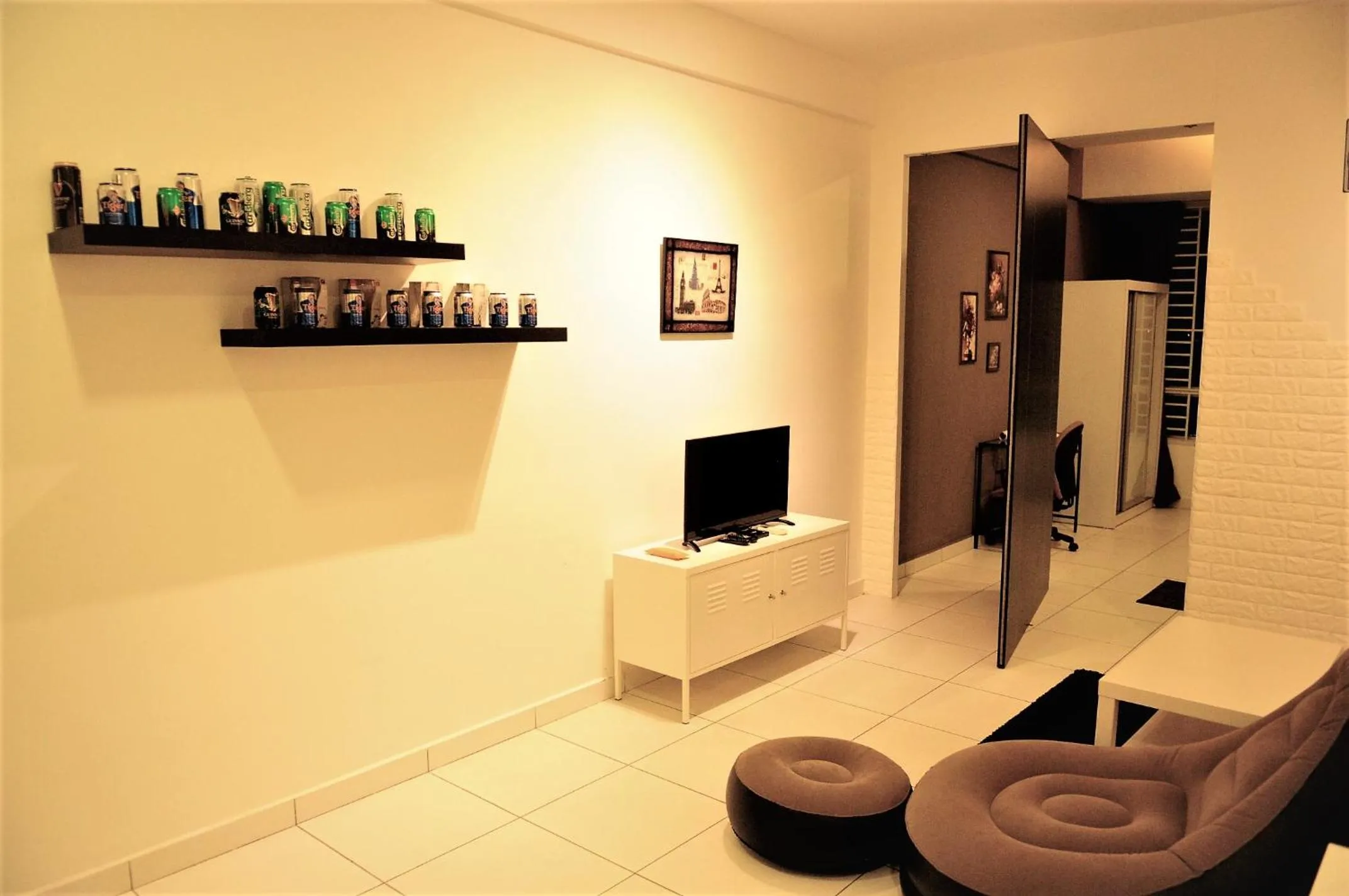 Living room in Akademik Suite by JK Home