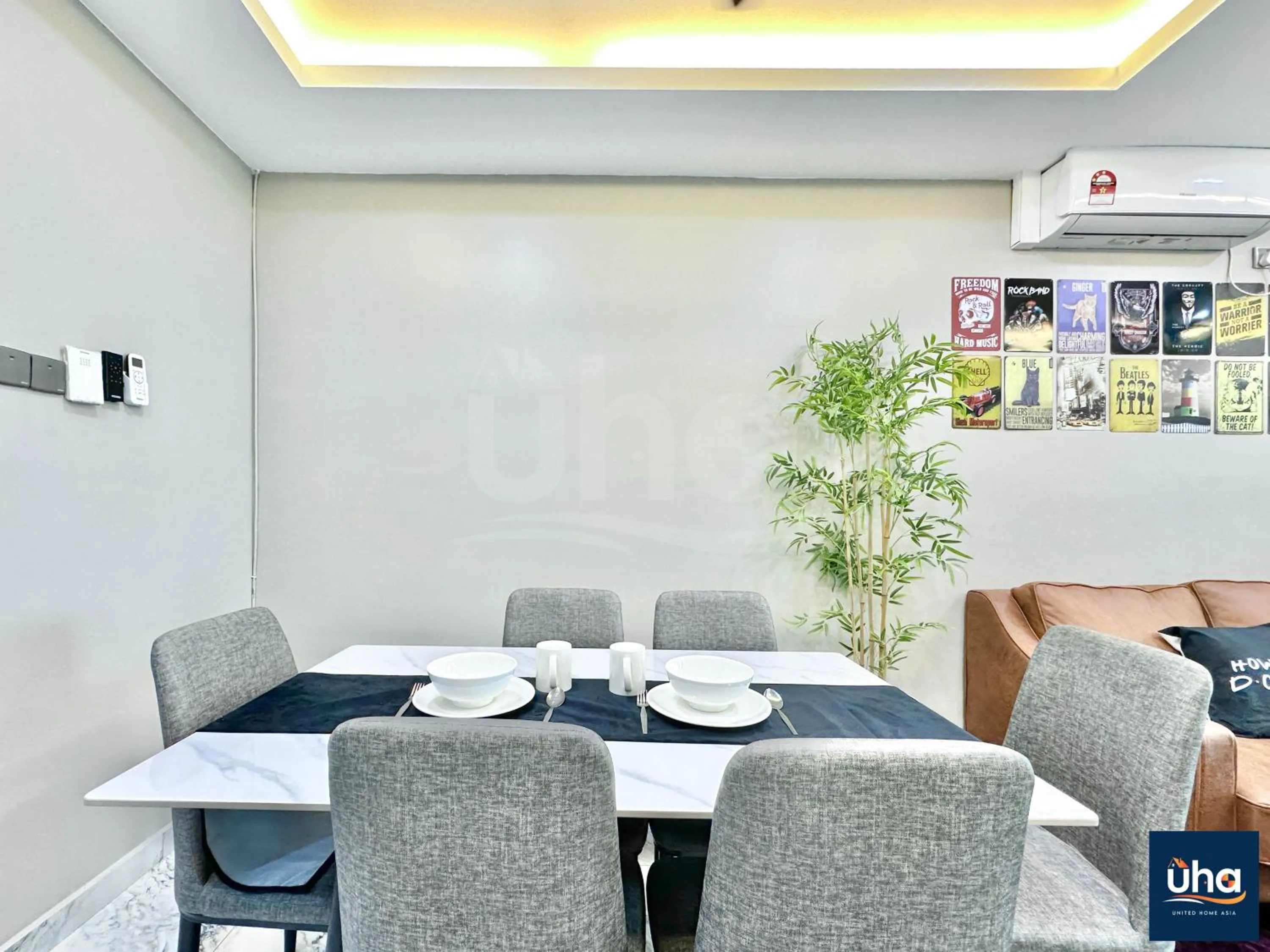 Dining area in Akademik Suite by JK Home