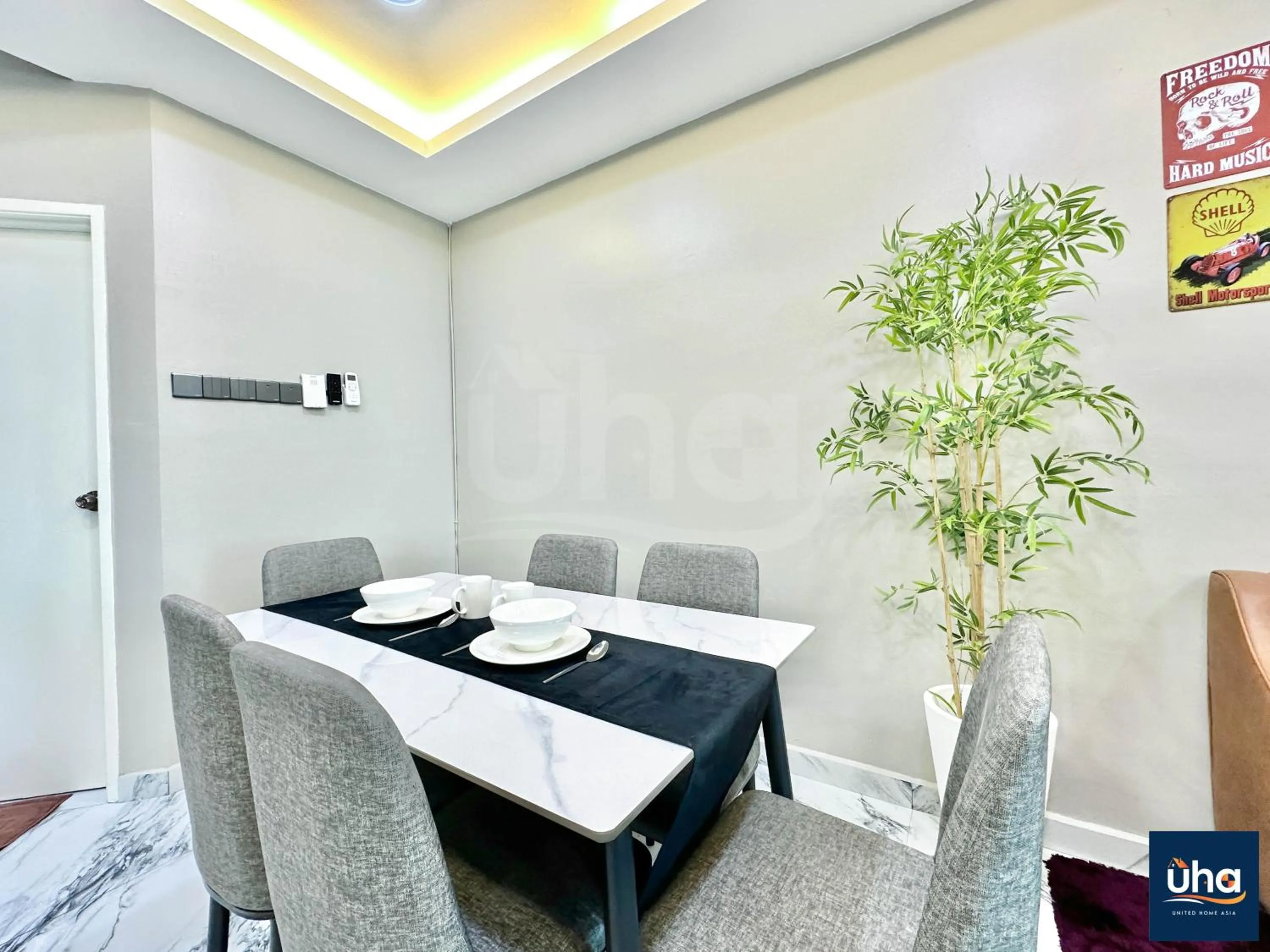 Dining area in Akademik Suite by JK Home