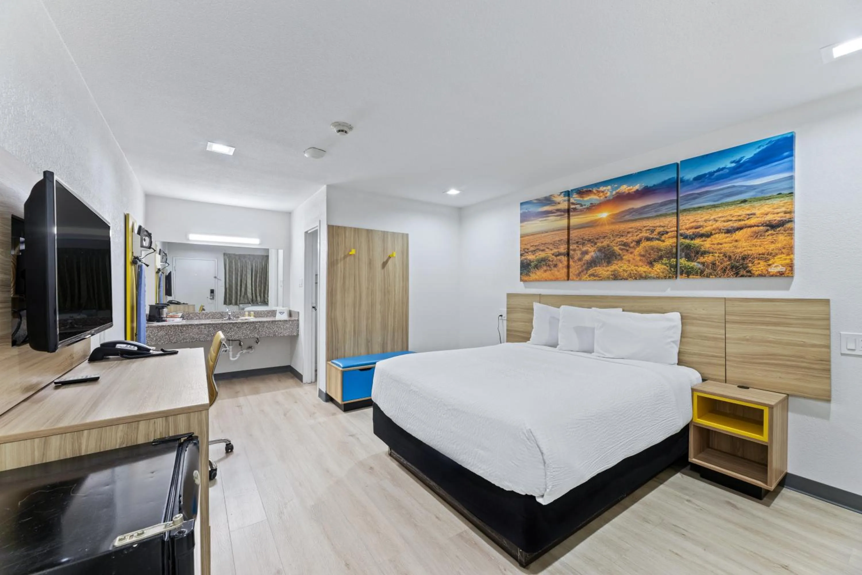 Photo of the whole room, Bed in Days Inn by Wyndham McKinney