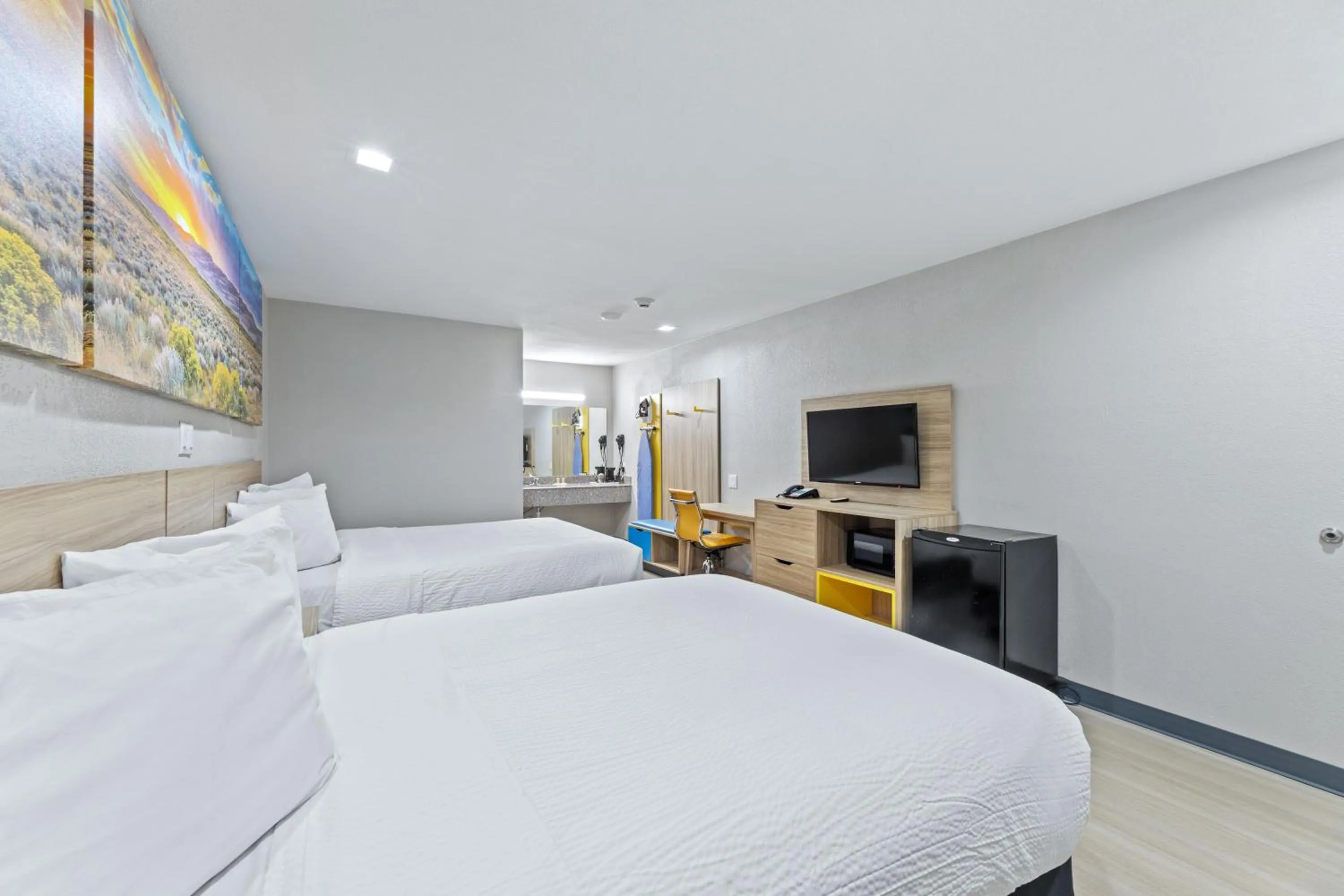 TV and multimedia, Bed in Days Inn by Wyndham McKinney