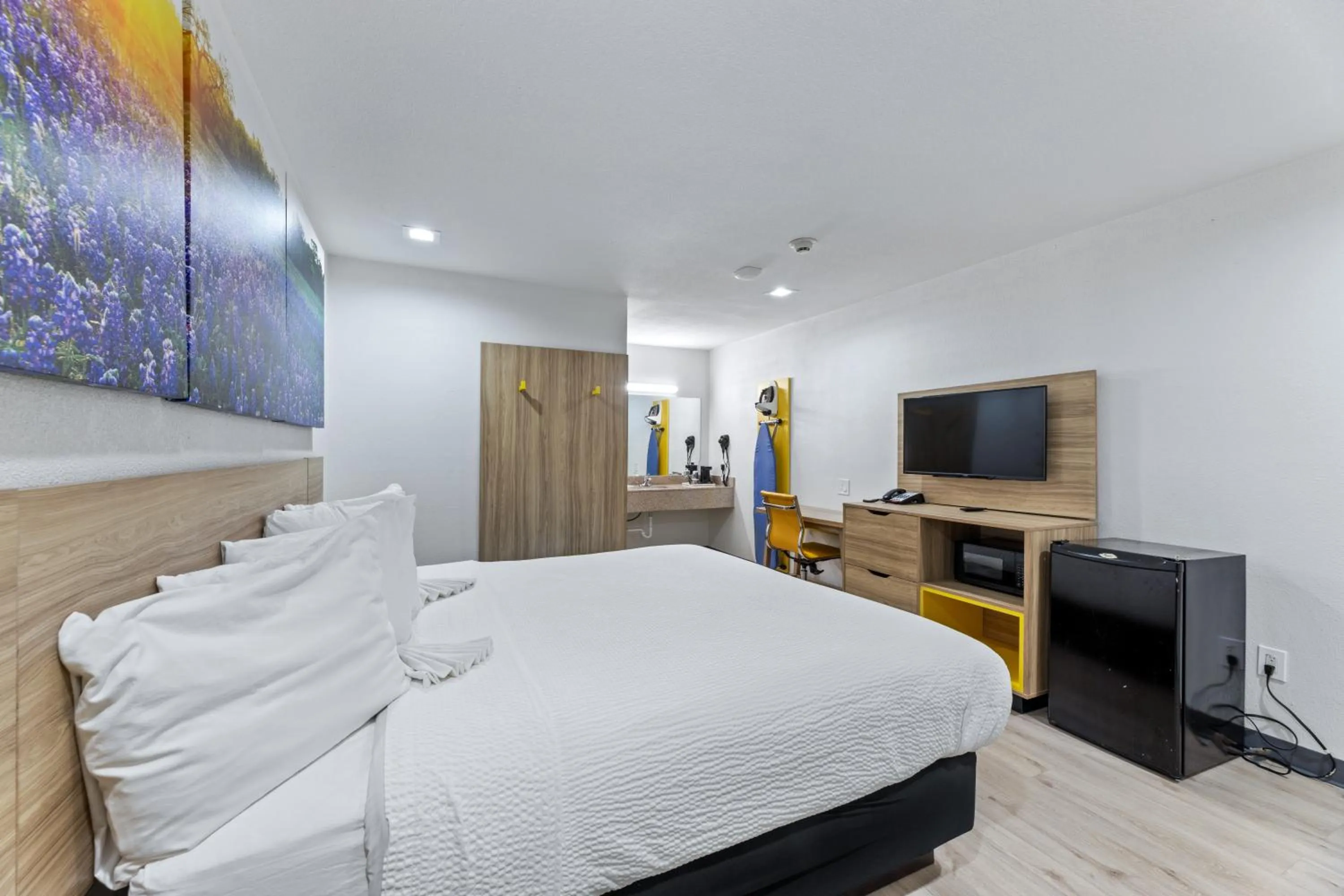 Photo of the whole room, Bed in Days Inn by Wyndham McKinney