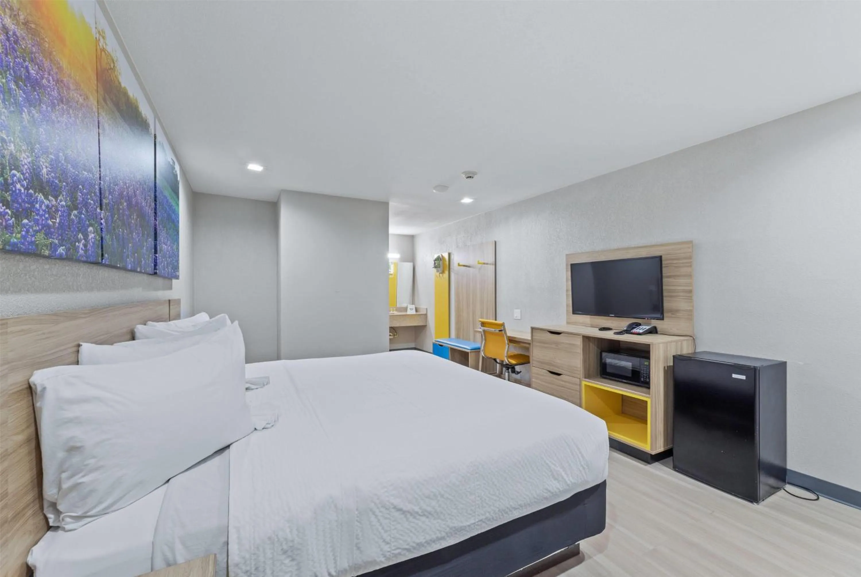 Photo of the whole room, Bed in Days Inn by Wyndham McKinney