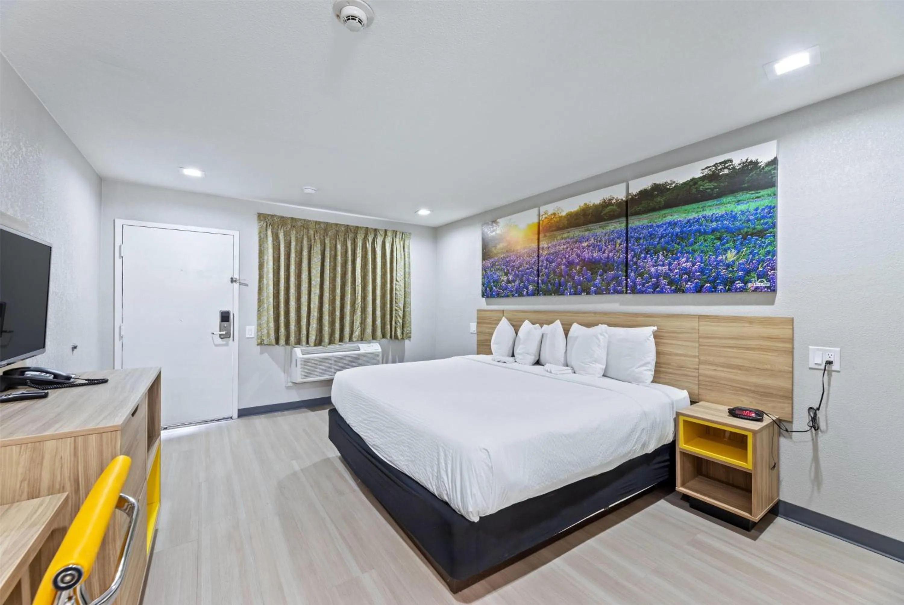 Photo of the whole room, Bed in Days Inn by Wyndham McKinney