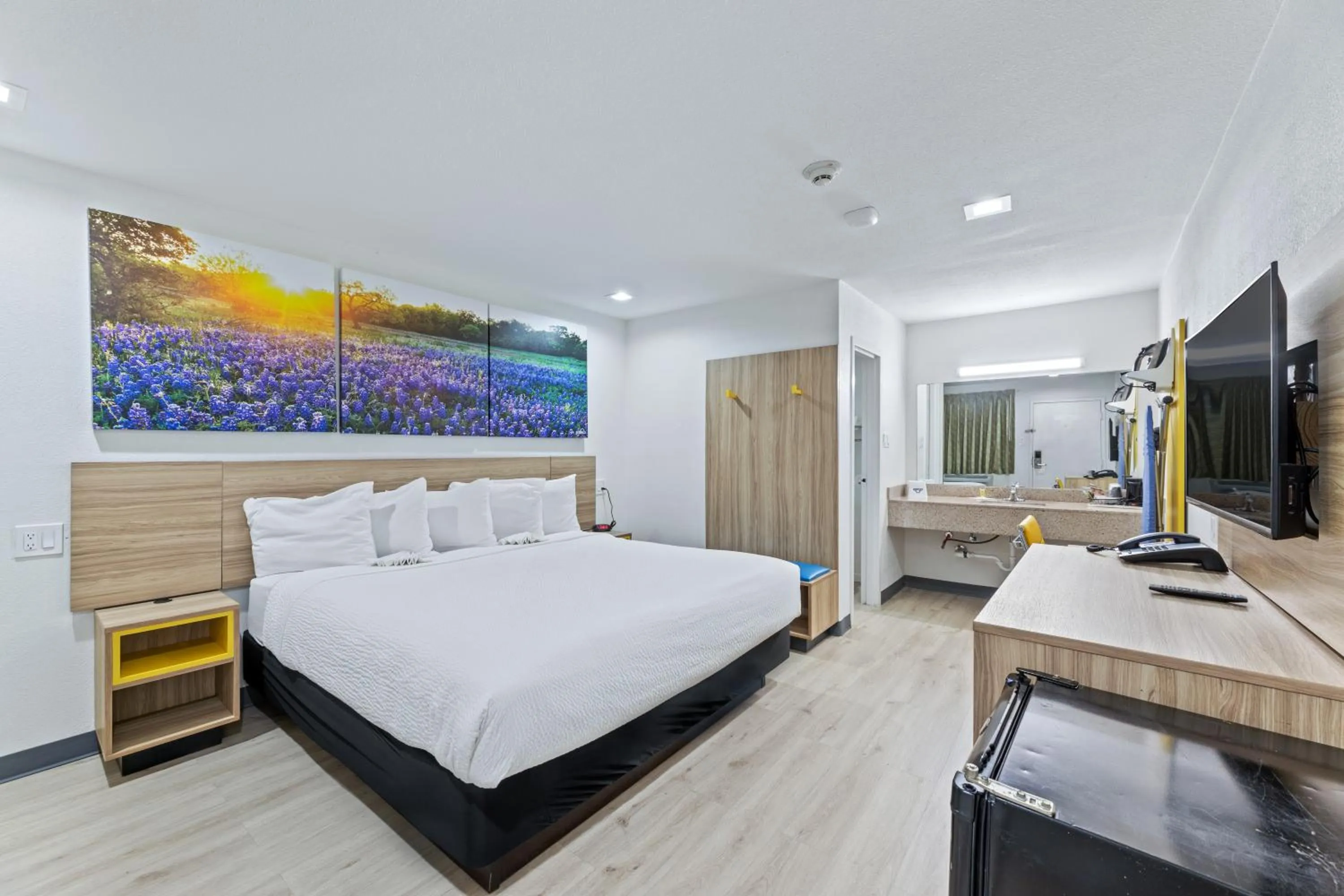 Photo of the whole room, Bed in Days Inn by Wyndham McKinney