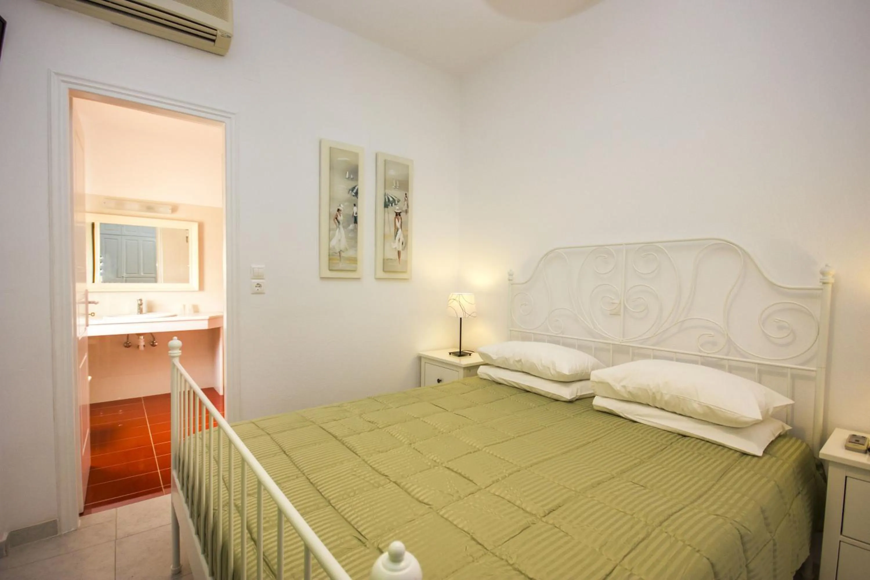 Bathroom, Bed in Anixi Hotel