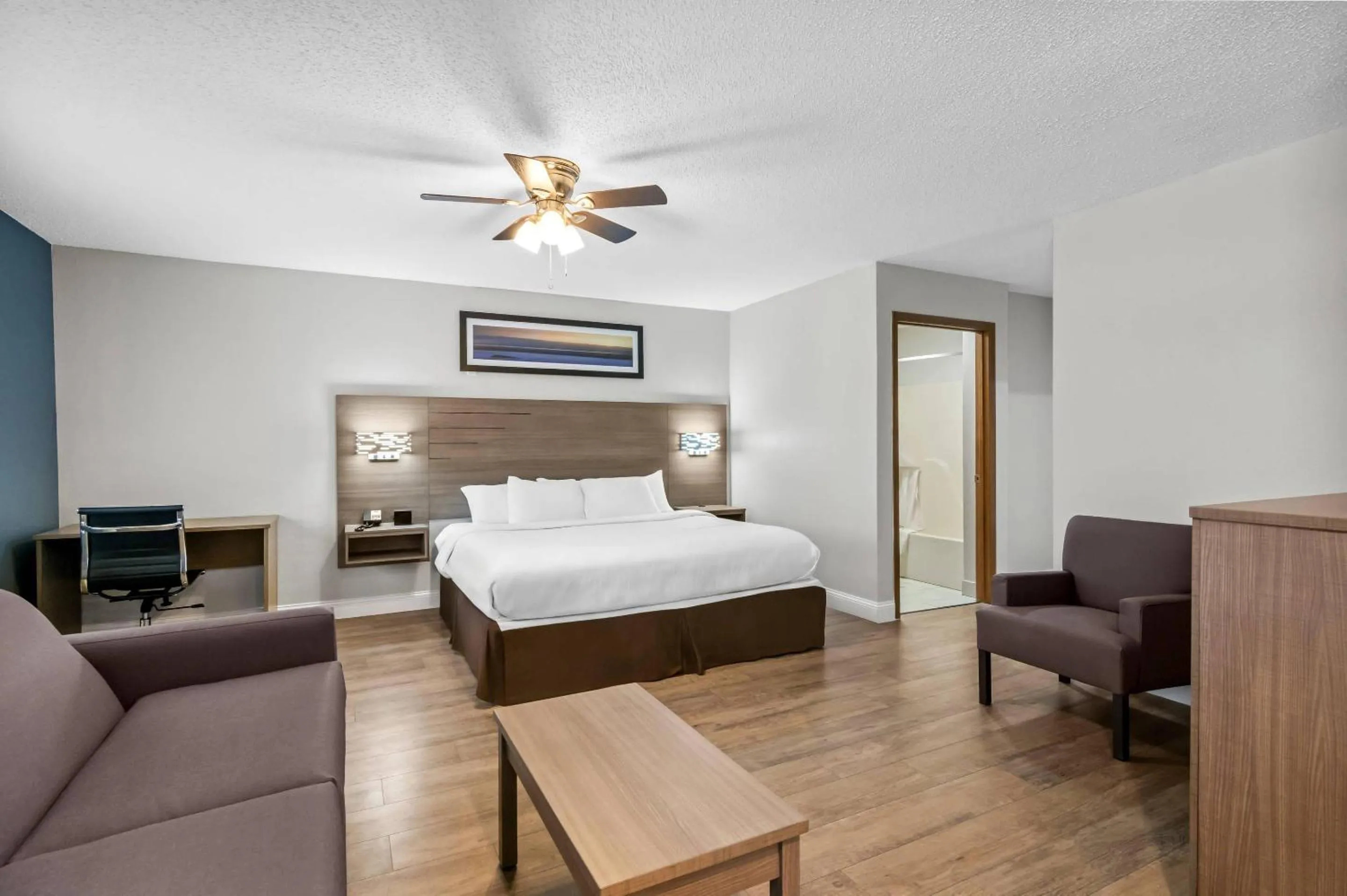 Bedroom, Bed in Quality Inn Neosho