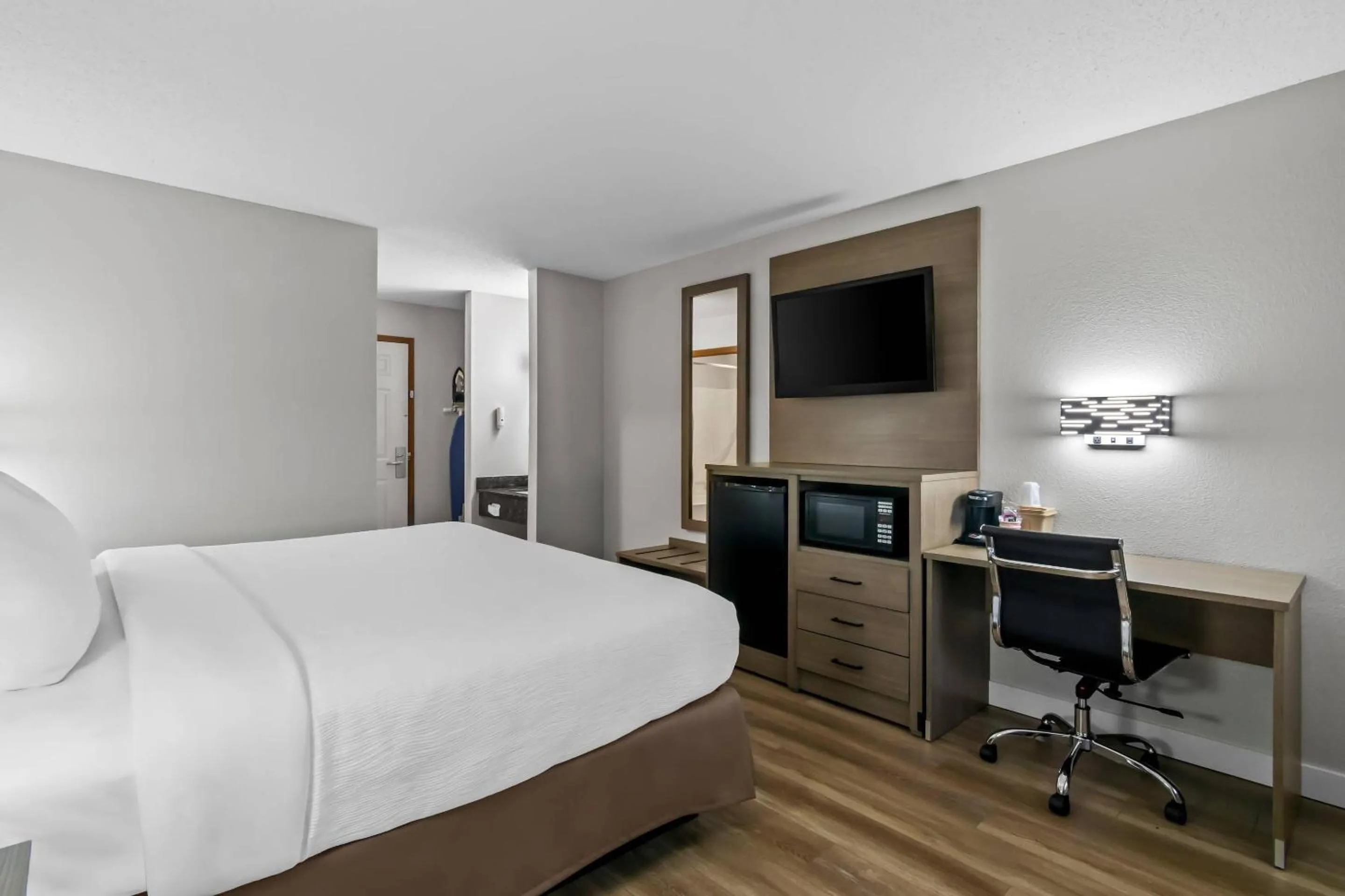 Bedroom, Bed in Quality Inn Neosho