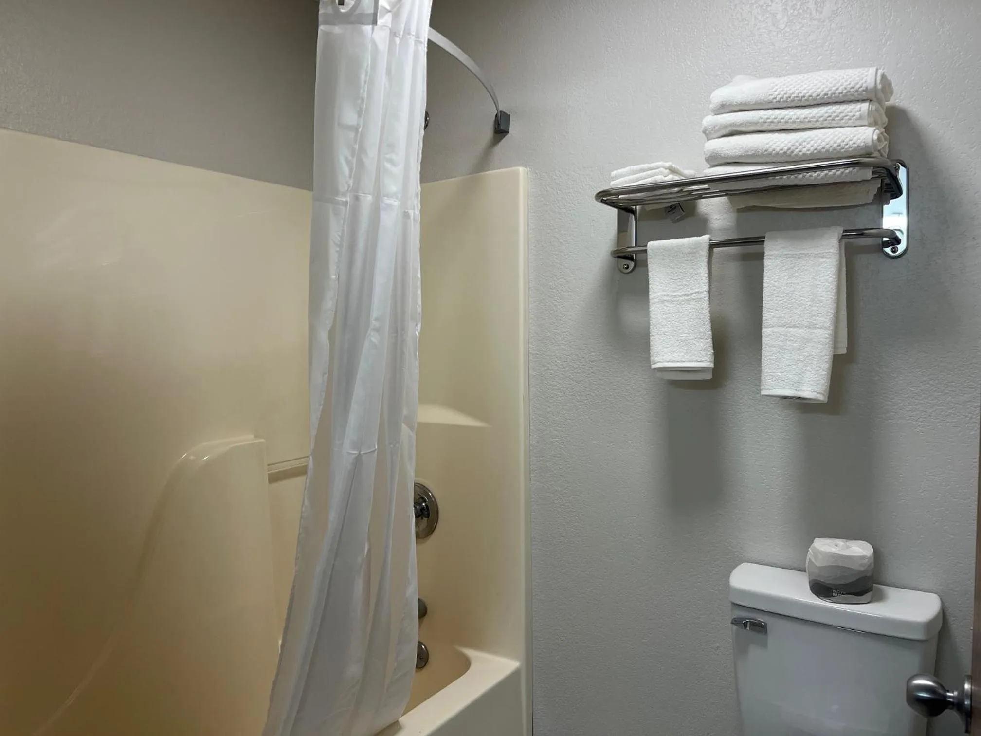 Shower in Quality Inn Neosho