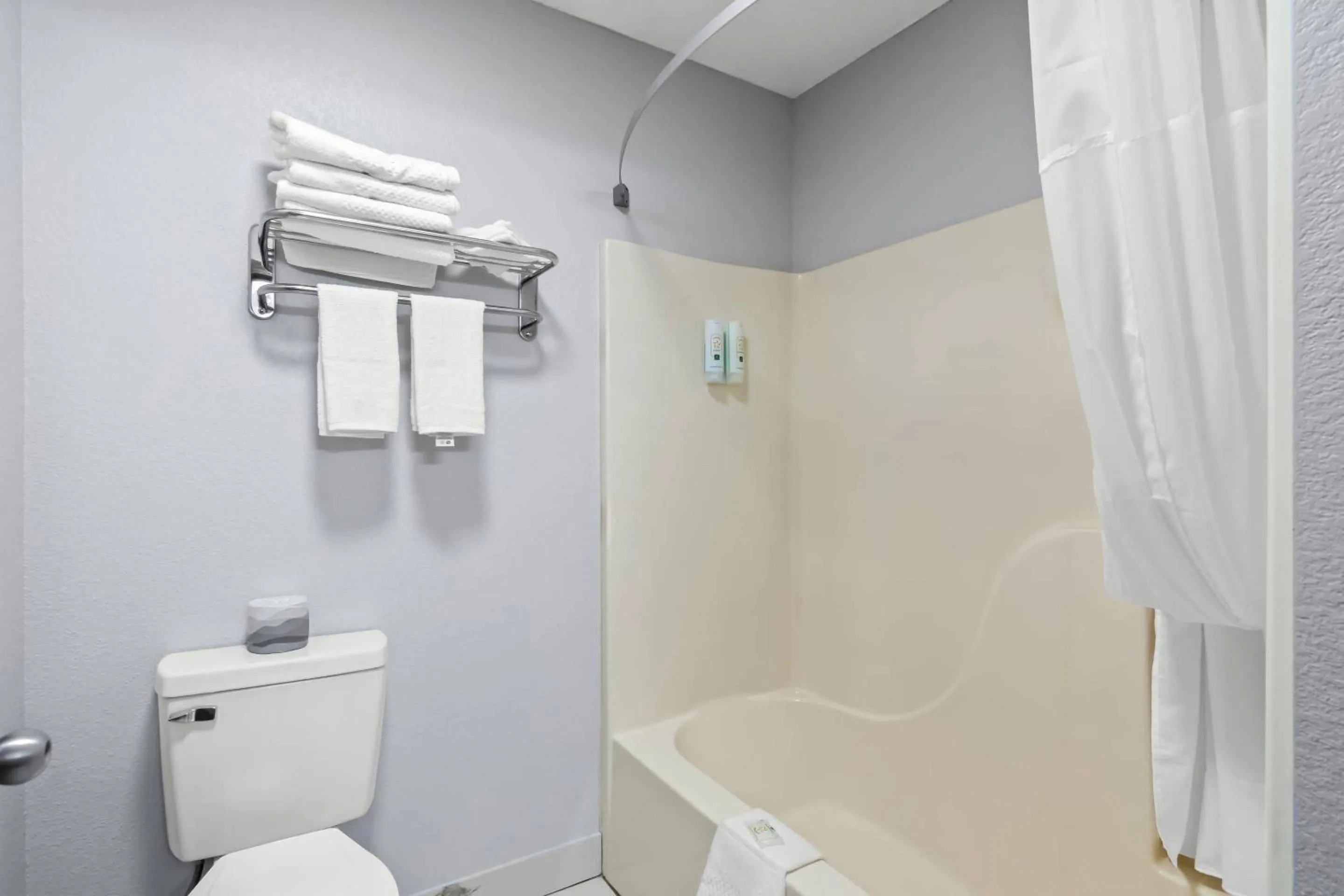 Bedroom in Quality Inn Neosho