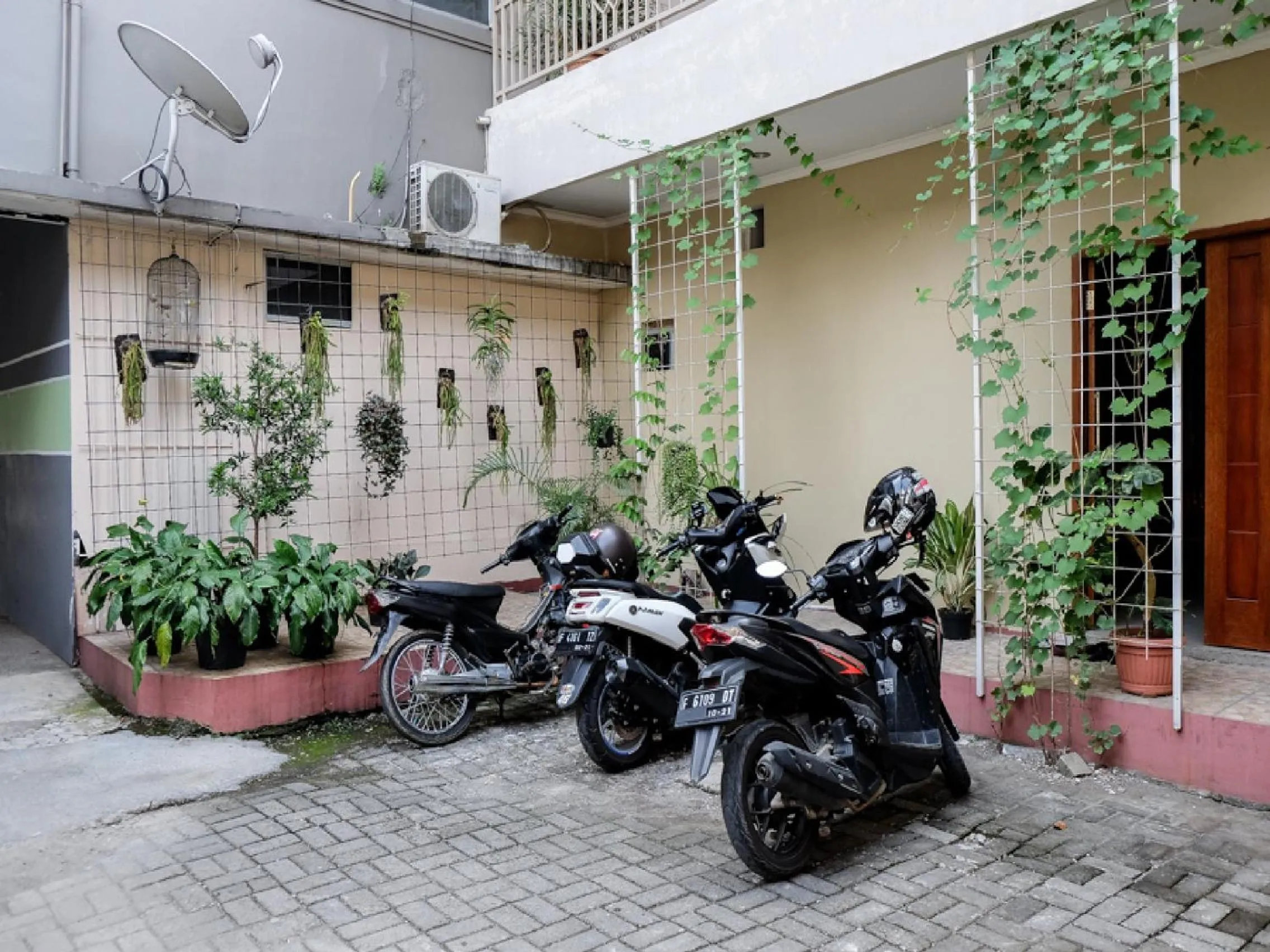 Property building in RedDoorz near Kebun Raya Bogor 2