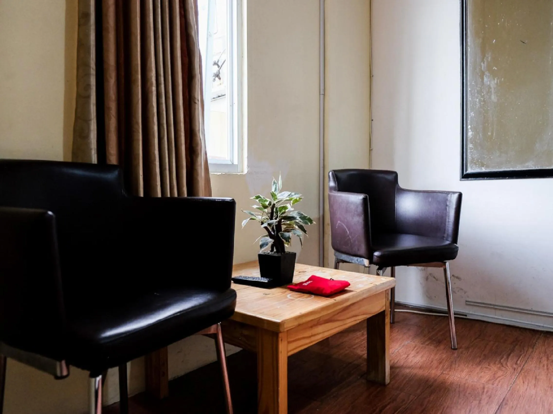 Decorative detail in RedDoorz near Kebun Raya Bogor 2