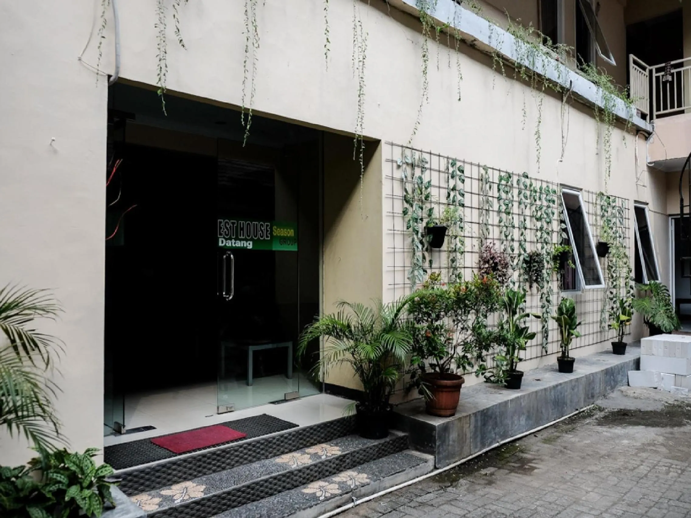 Property building in RedDoorz near Kebun Raya Bogor 2