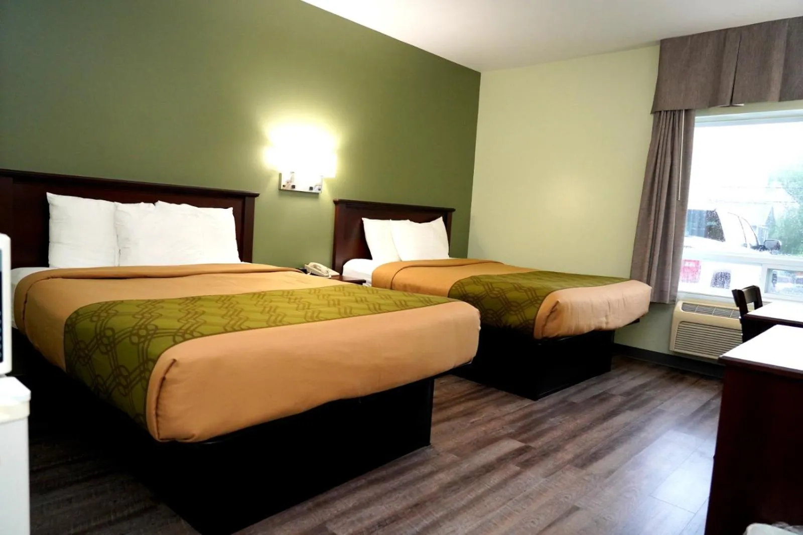 Bed in Econolodge Huntsville