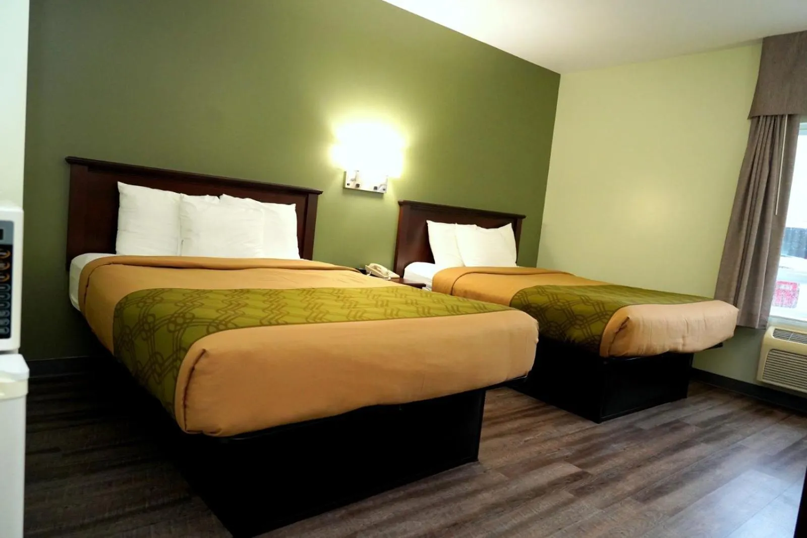 Bed in Econolodge Huntsville