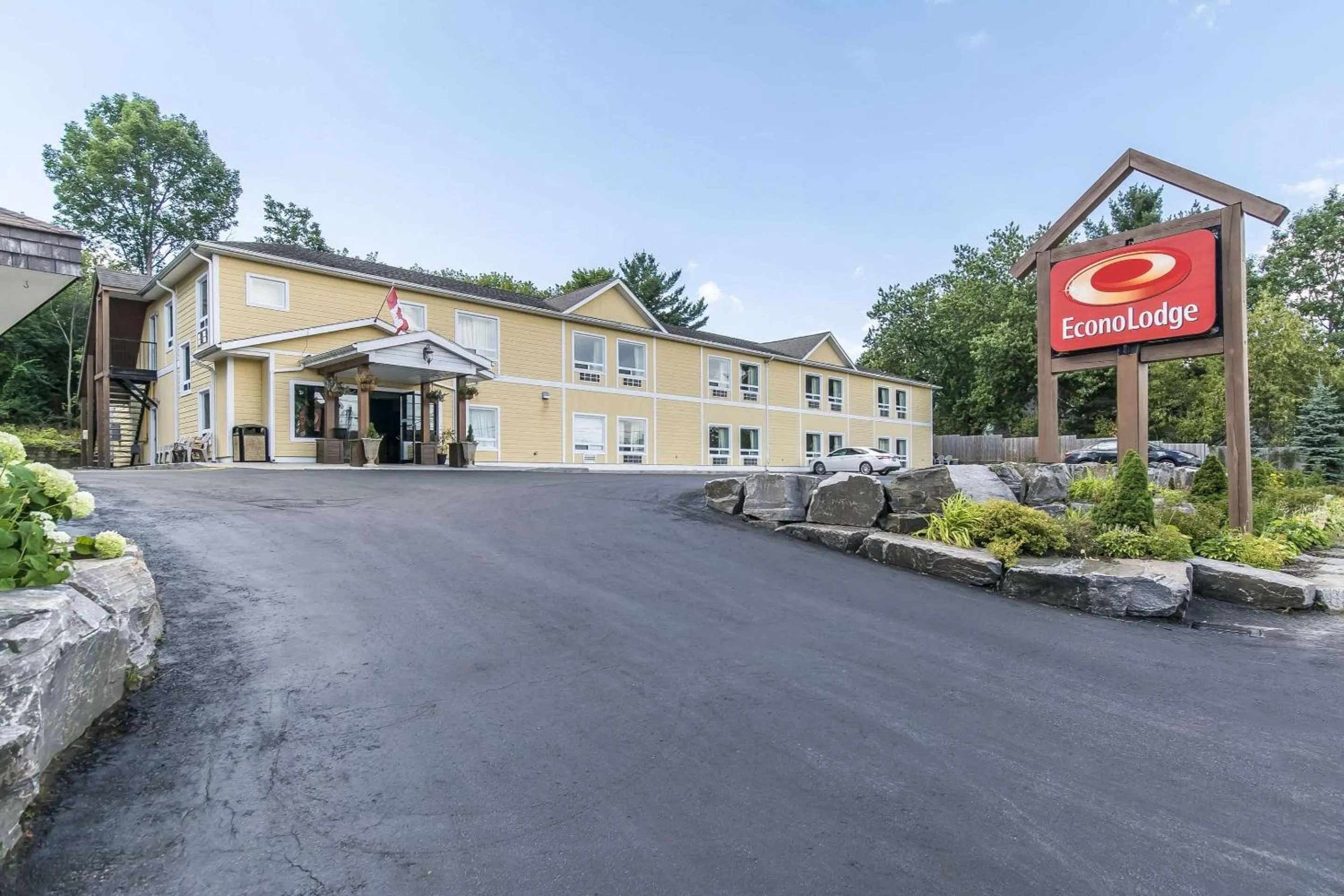 Property building in Econolodge Huntsville