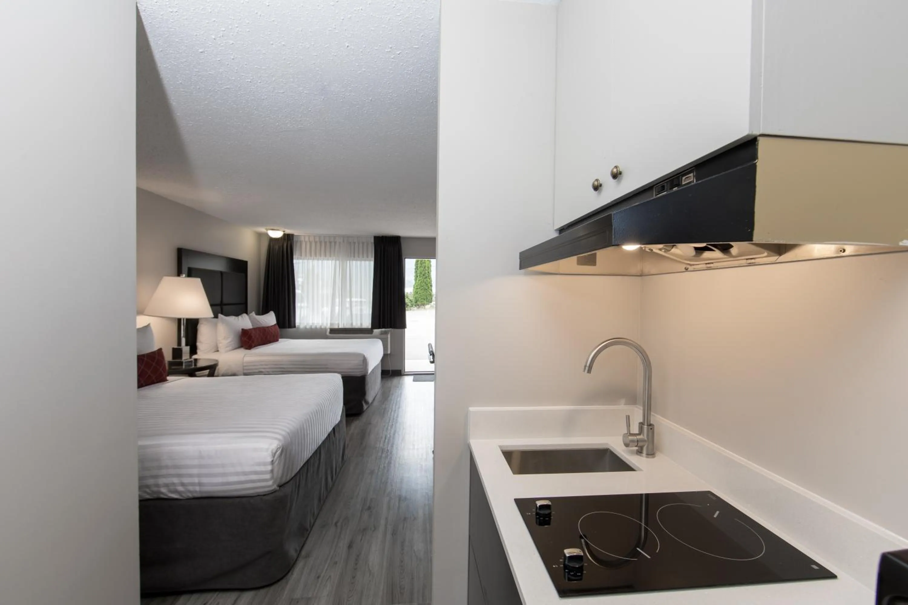 Kitchen or kitchenette, Bed in SureStay Hotel by Best Western Castlegar