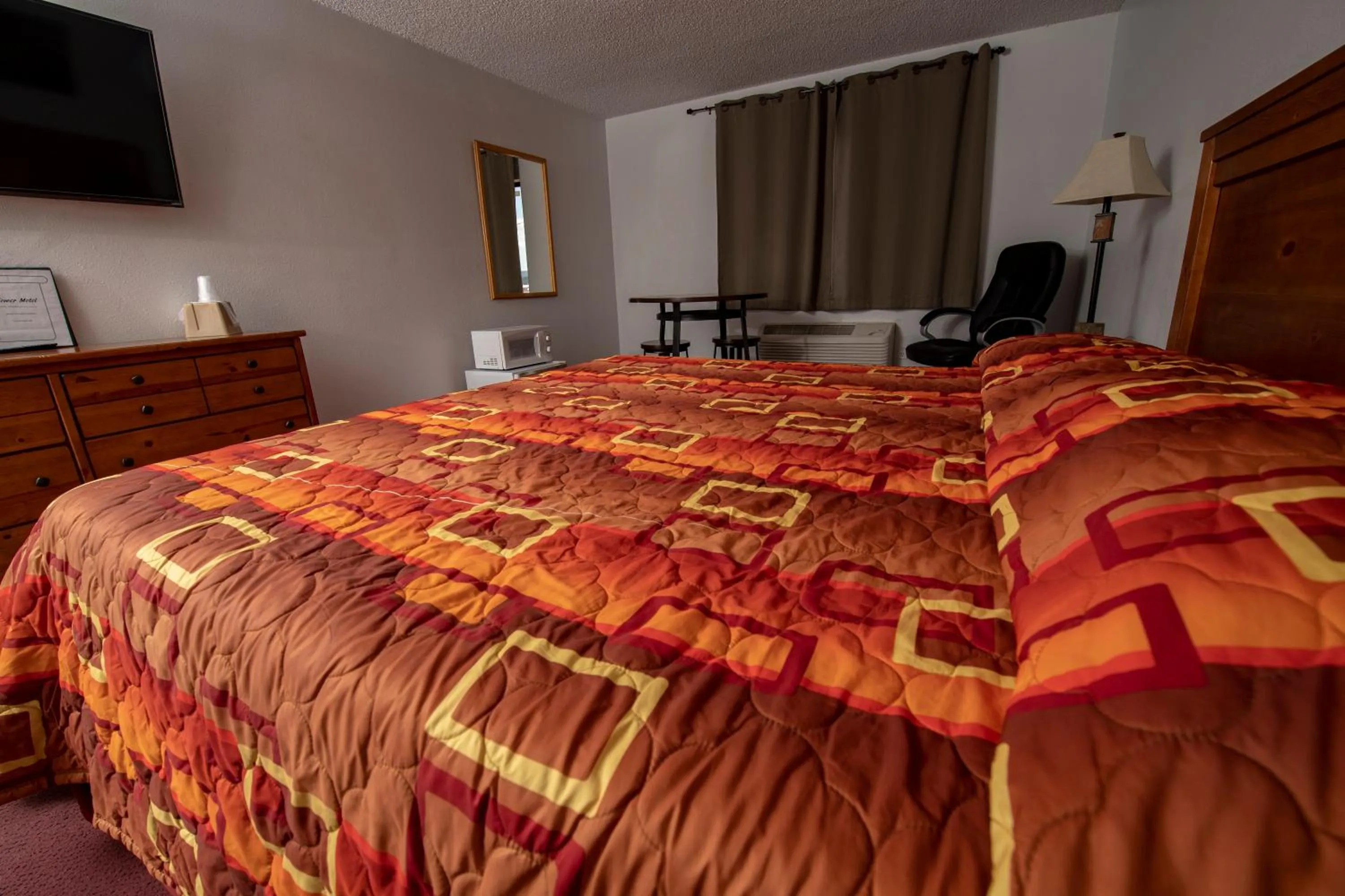 Coffee/tea facilities, Bed in Tower 64 Motel & RV