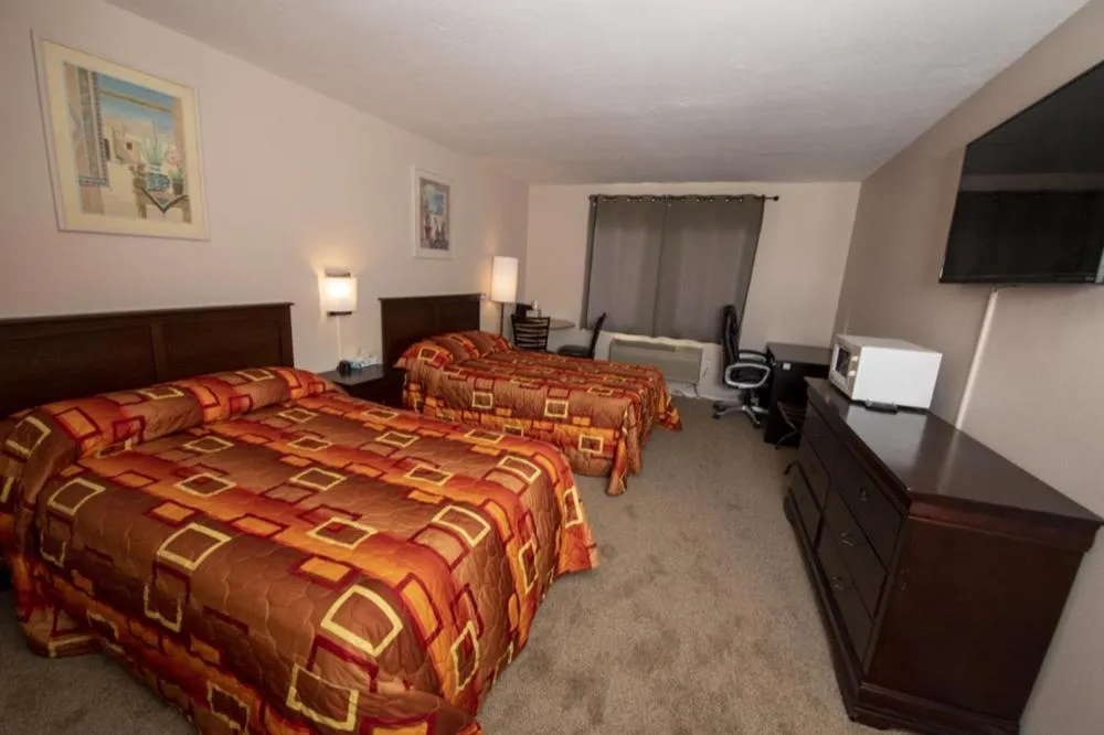 Photo of the whole room, Bed in Tower 64 Motel & RV