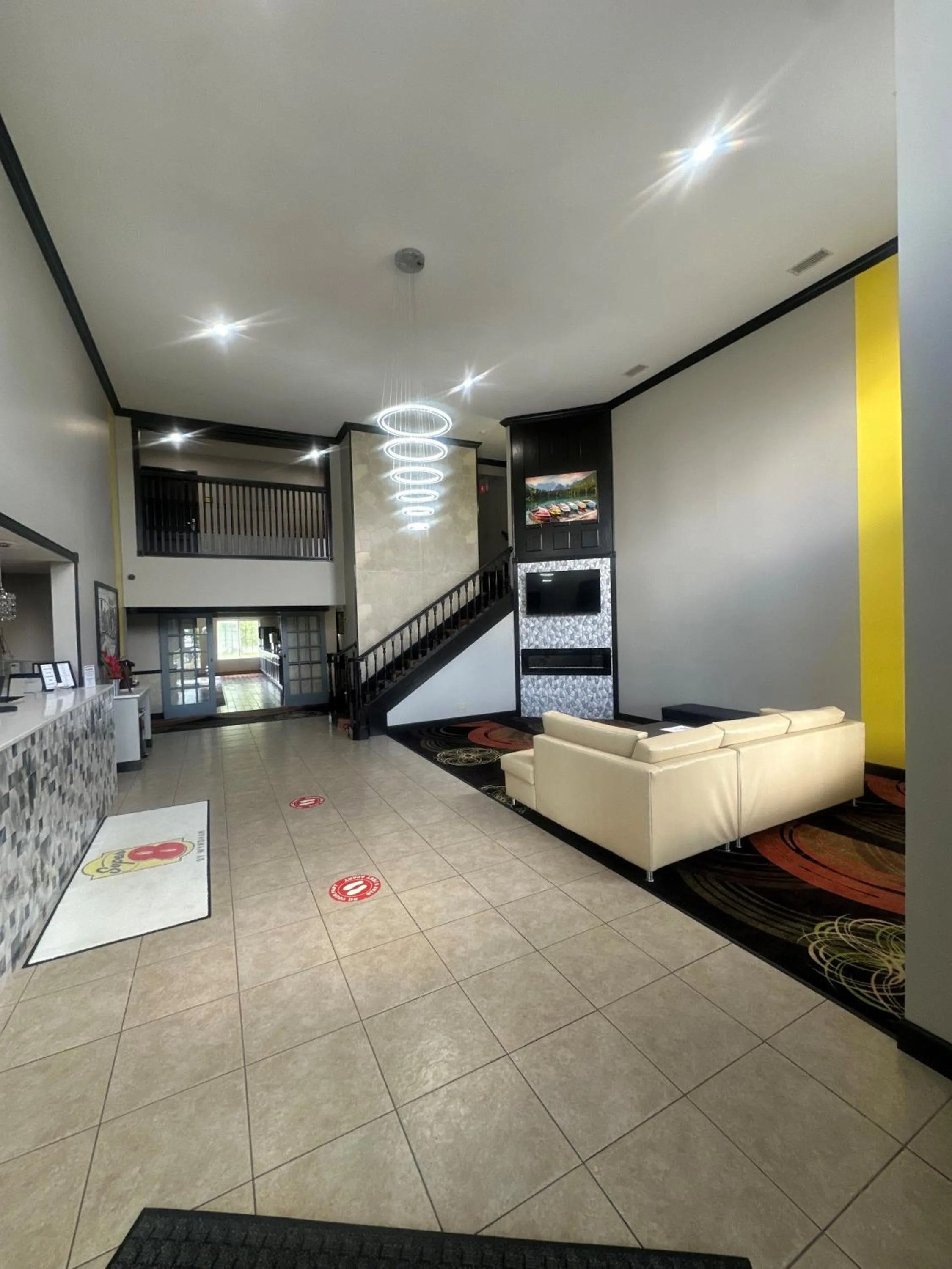Lobby or reception in Super 8 by Wyndham Lake of the Ozarks