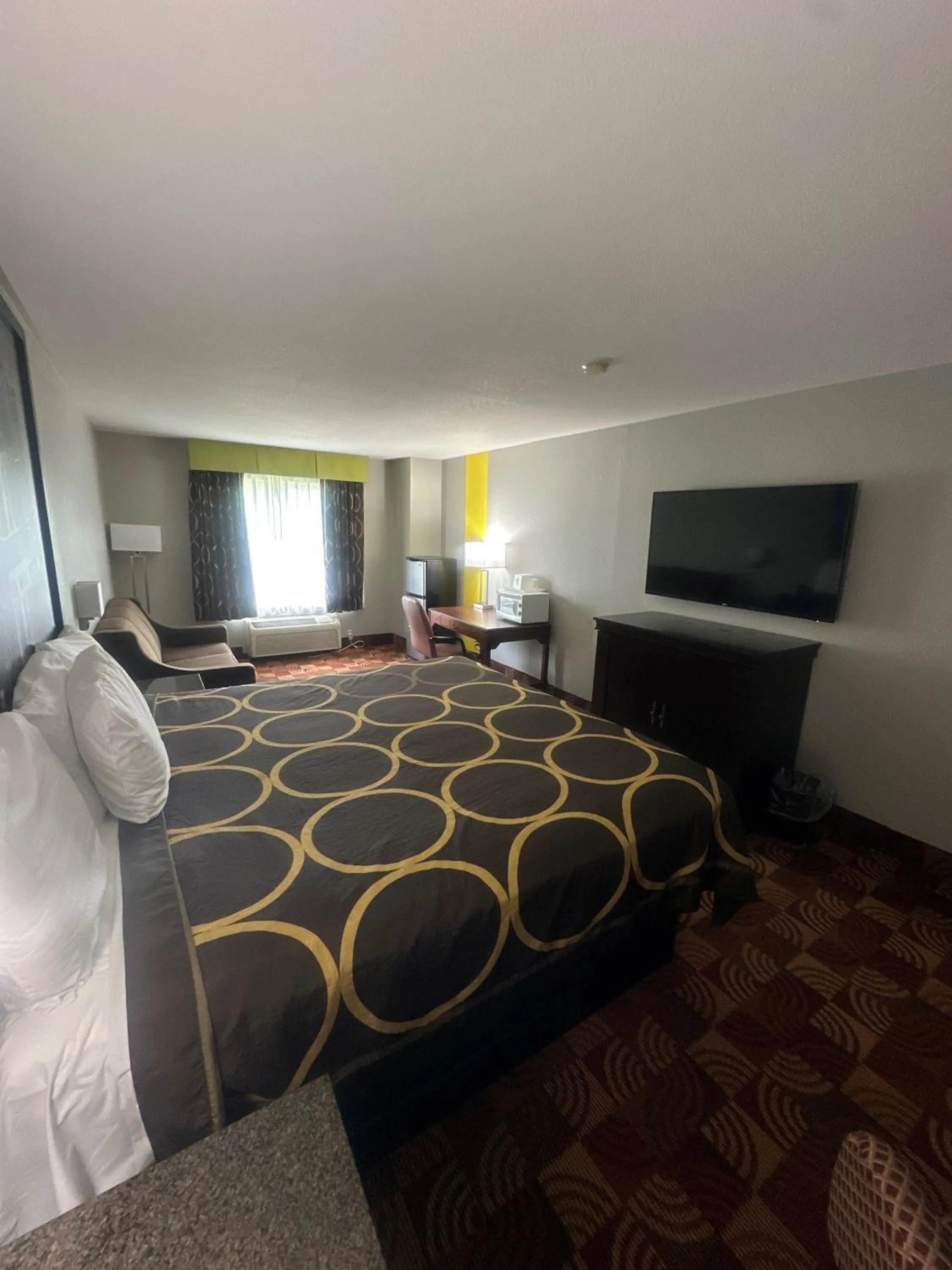 Bedroom, Bed in Super 8 by Wyndham Lake of the Ozarks