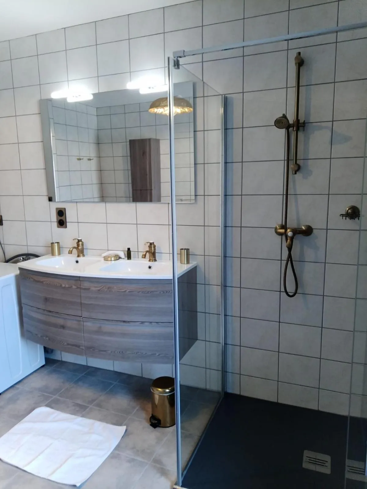 Bathroom in Gîtes de l'Orée du Bois - Boussières