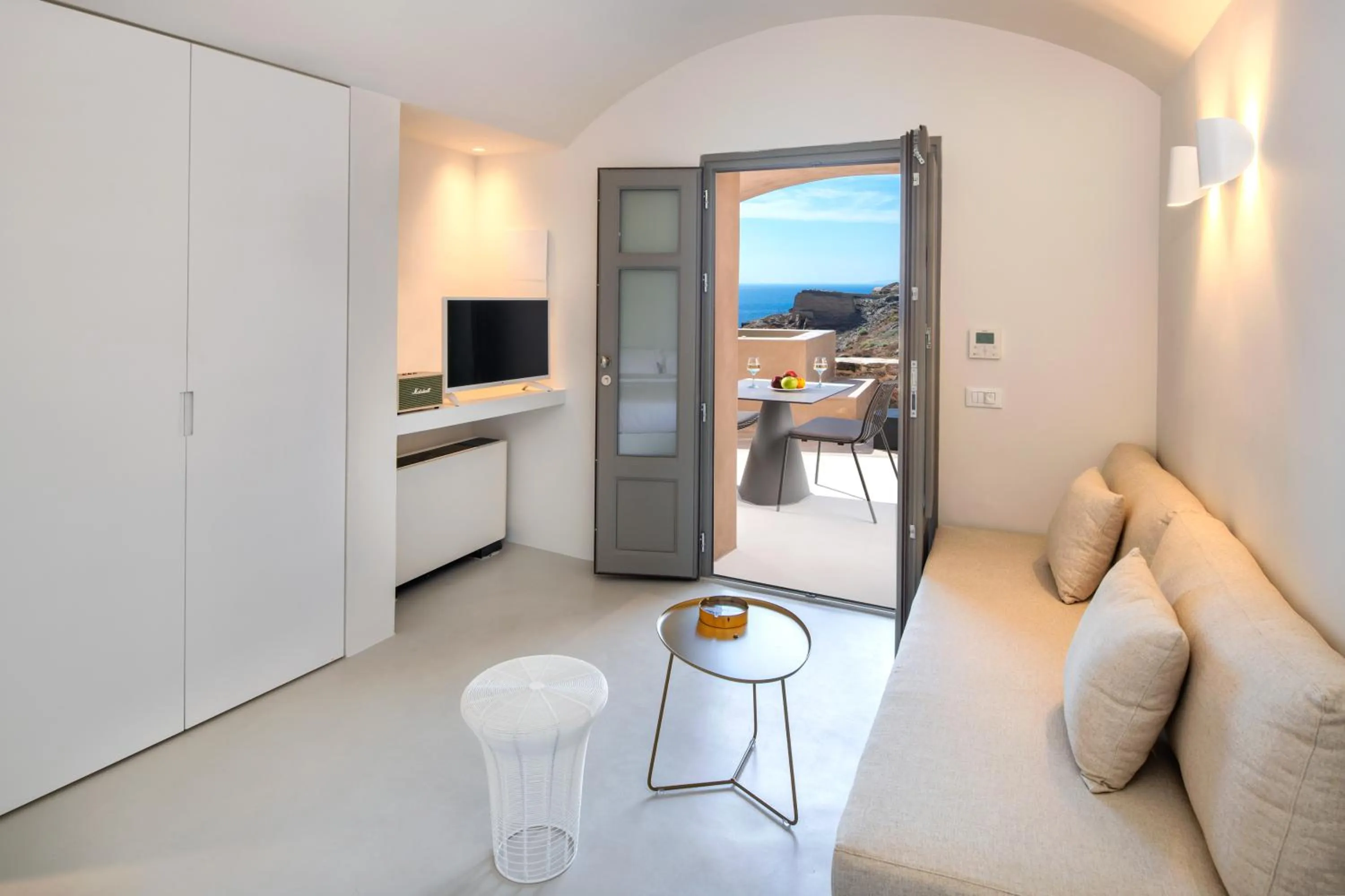 Area and facilities in Old Castle Oia