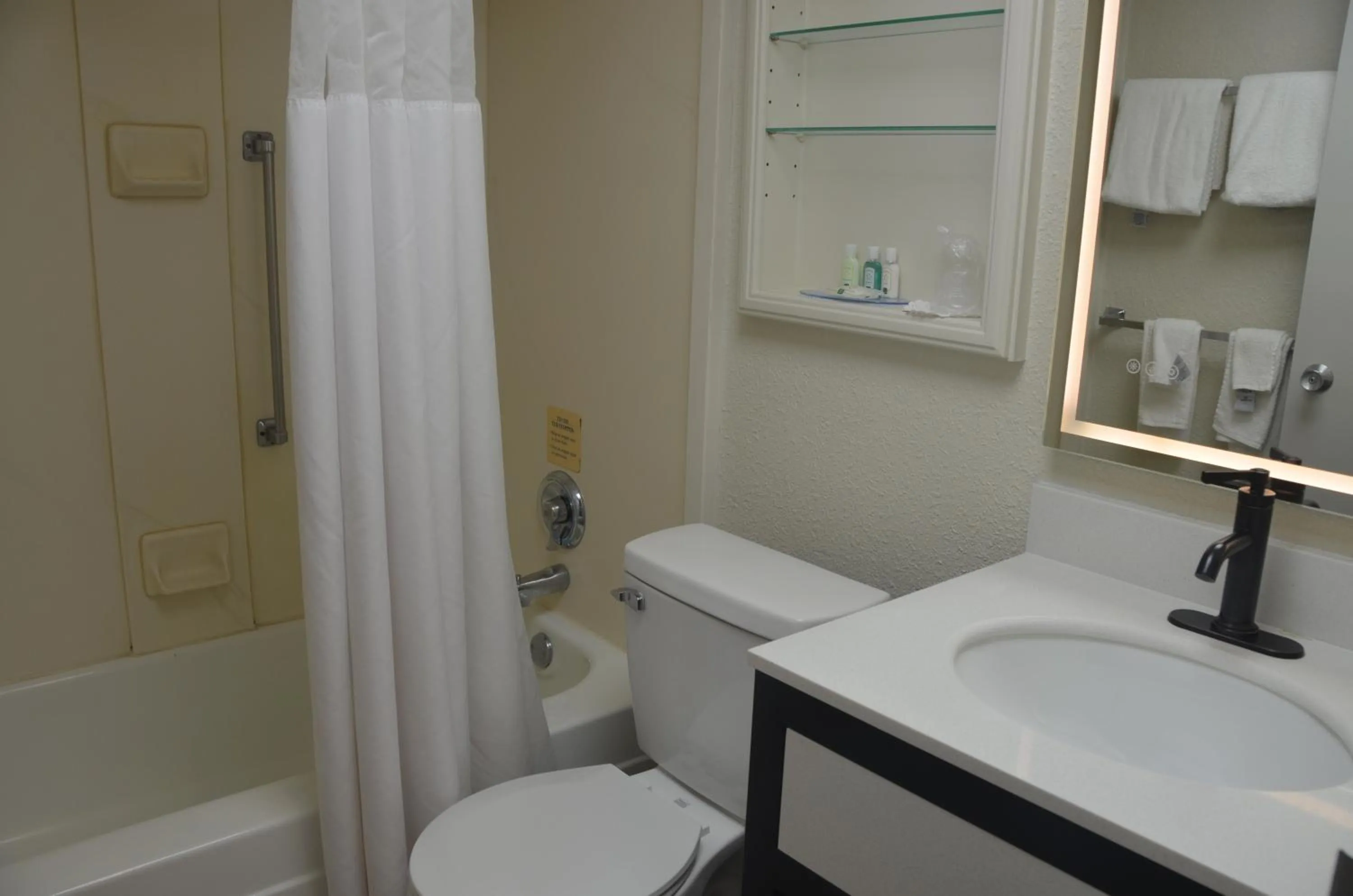 Bathroom in Quality Inn Perrysburg - Toledo South